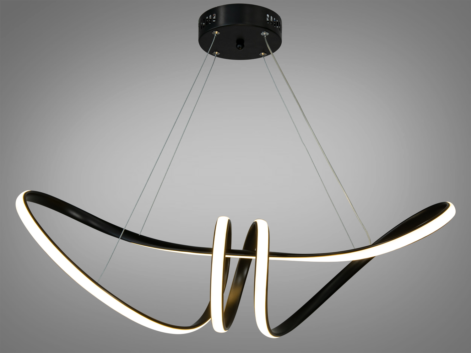 Основу люстри складають дві плавні, елегантні лінії, що переплітаються між собою, створюючи враження легкості та руху.