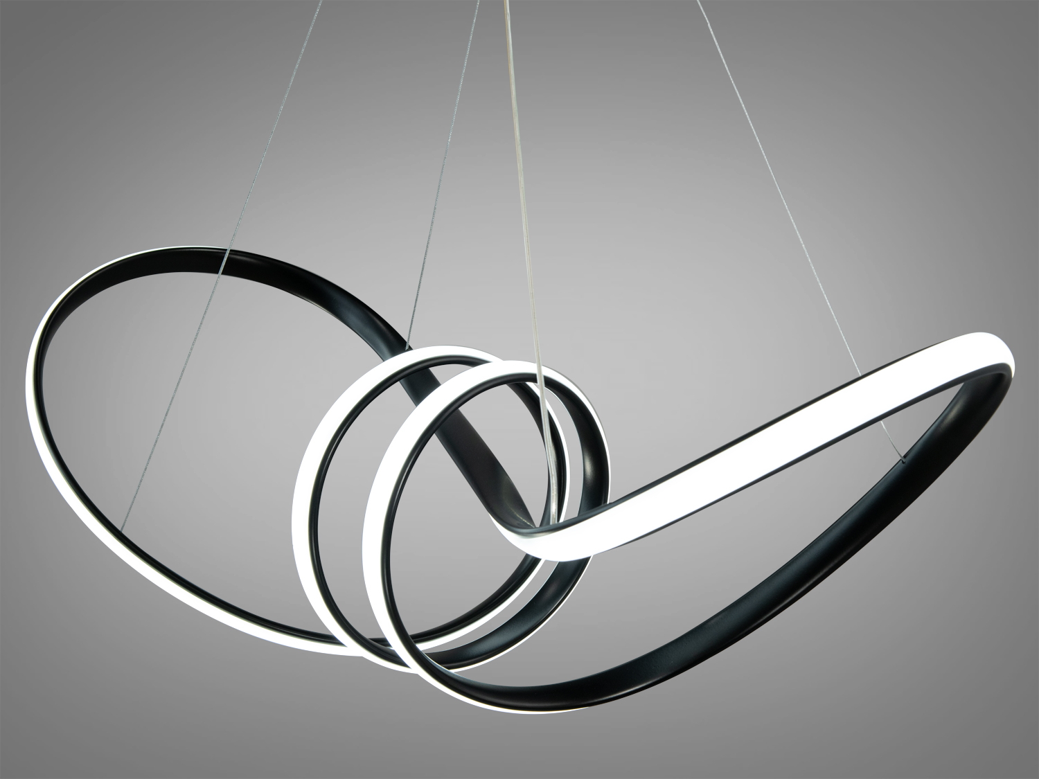 Люстра підвішена на тонких, майже непомітних тросах, що створює ілюзію, ніби вона вільно плаває в повітрі.