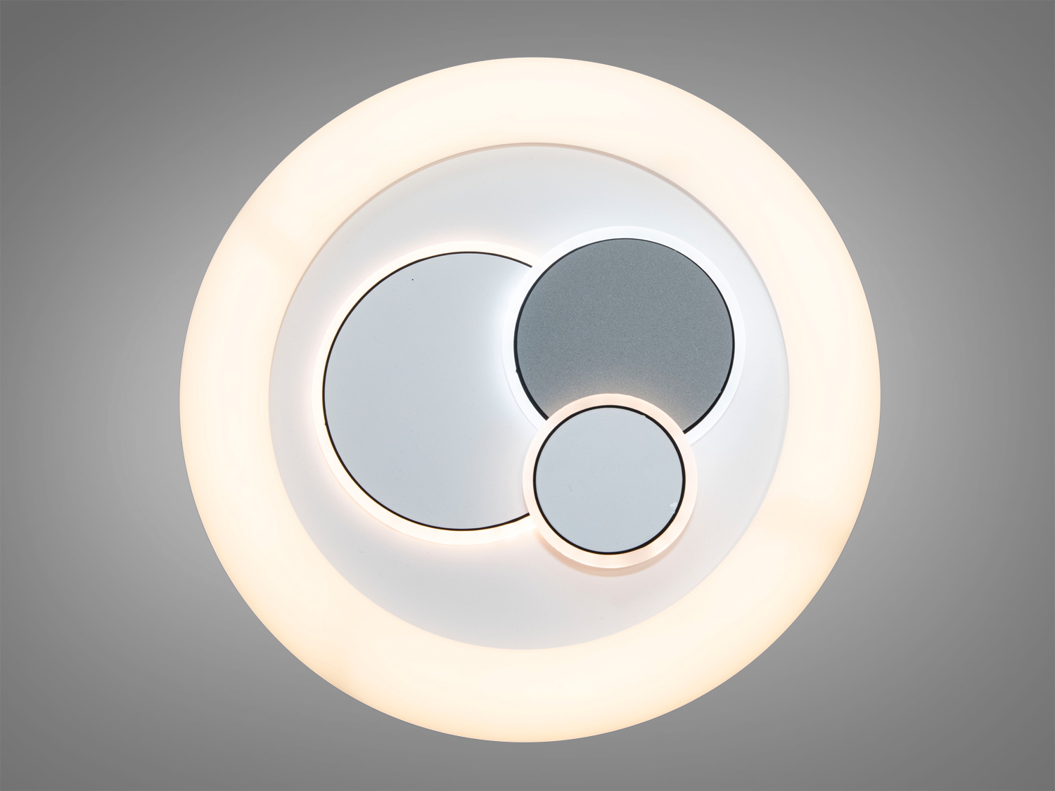Наш світлодіодний світильник  - це сучасне та ефективне джерело освітлення для вашого простору. Завдяки круглій формі та найсучаснішим технологіям LED, цей світильник вигідно виділяється на фоні інших освітлювальних виробів.
 Основні Характеристики:
Форма: Кругла (всередині гра геометричних фігур).
Матеріал корпусу: Високоякісний фарбований метал.
Матеріал плафону: Акрил.
Діаметр: 30 см - ідеальний для більшості приміщень.
Тип Світлодіодів: Високоефективні та енергоефективні світлодіоди.
Колірна Температура: вибір від теплого білого (2700K), природного білого (4000K) до холодного білого (6500K)
Регульована Яскравість: Так (3 рівні яскравості)
Світловий потік: 2640 люмен
Робочий Термін служби: до  30 000 годин
 Переваги та Особливості:
Енергоефективність:
Світлодіоди забезпечують високий рівень світлового потоку при мінімальному енергоспоживанні, що зменшує витрати на електроенергію.
Тривалість Роботи:
Довгий термін служби світлодіодів забезпечує стійкість та надійність освітлення протягом багатьох років.
Різноманітність Кольорів:
Вибір із теплого та холодного білого світла дозволяє вам адаптувати освітлення до різних обстановок та настрою.
Естетичний Дизайн:
Кругла форма світильника підходить для будь-якого інтер'єру, додаючи естетичну привабливість вашому простору.
Монтаж та Використання:
Легкий у монтажі, підходить для різних приміщень: від квартир і офісів до магазинів і ресторанів.
Екологічно Чистий:
Відсутність шкідливих ртутних компонентів робить його екологічно безпечним.
 
Часті запитання та відповіді про світлодіодні світильники:
Чи можна використовувати світлодіодний світильник у вологих приміщеннях, таких як ванна кімната?
Так, багато світлодіодних світильників мають високий ступінь захисту від вологи і підходять для ванних кімнат.
Як вибрати правильний розмір світлодіодного світильника для кімнати?
Рекомендуємо враховувати розмір кімнати та її призначення. Ми завжди готові допомогти вам обрати оптимальний розмір.
Скільки лампочок знаходиться у світлодіодному світильнику?
Кількість світлодіодів може варіюватися залежно від моделі. У цьому конкретному випадку, це може бути від 50 до 100 світлодіодів в залежності від потужності та моделі.
Які кольорові температури підходять для різних приміщень? Тепле біле світло (2700K) ідеально підходить для спальні, природне біле (4000K) для офісу, а холодне біле (6500K) для кухні чи областей, де потрібне яскраве освітлення.
Які переваги використання світлодіодного освітлення порівняно з іншими джерелами світла?
Світлодіоди енергоефективні, мають довгий термін служби, не випромінюють тепла та можуть бути розфарбованими у різні кольори.
Наш світлодіодний світильник  - це ідеальний вибір для тих, хто цінує стиль, функціональність та ефективність у своєму освітленні. Дбайливо розроблений та виготовлений, він гарантує найкращі параметри якості світла та комфорту в приміщенні.
Придбайте наш світлодіодний світильник і зробіть ваш простір яскравішим та більш ефективним!
 