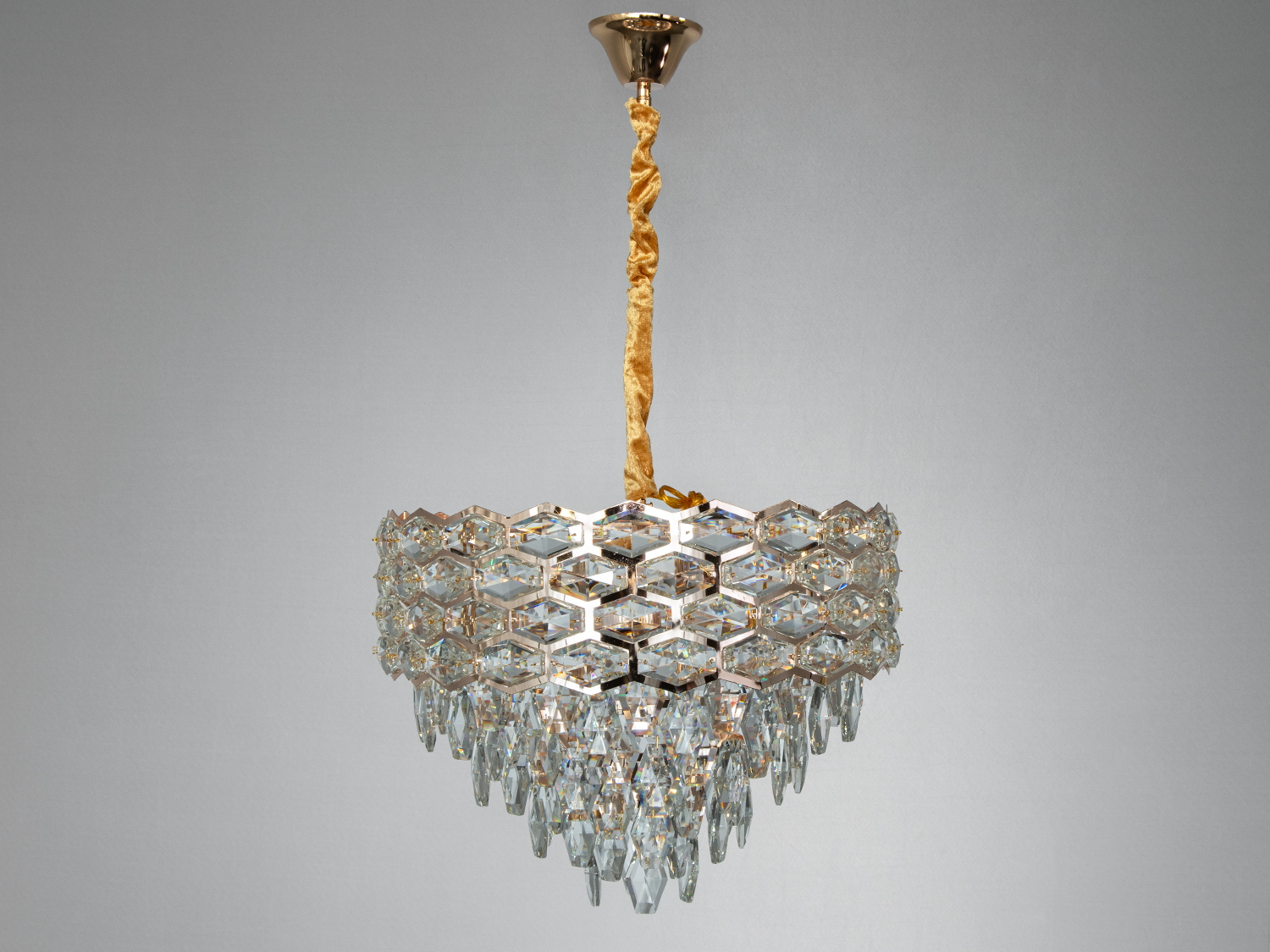 Люстра з кришталевими підвісками, що формують шестикутний візерунок. Підходить для вітальні з високими стелями.