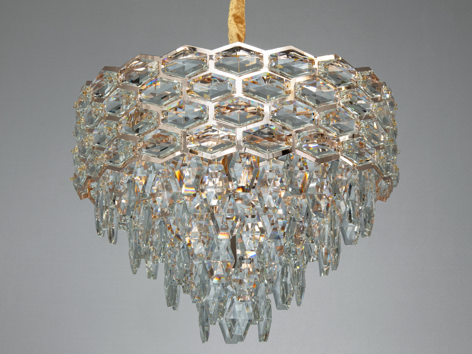 Кришталеві підвіски люстри створюють ефект каскаду. Ідеально для класичного інтер′єру.