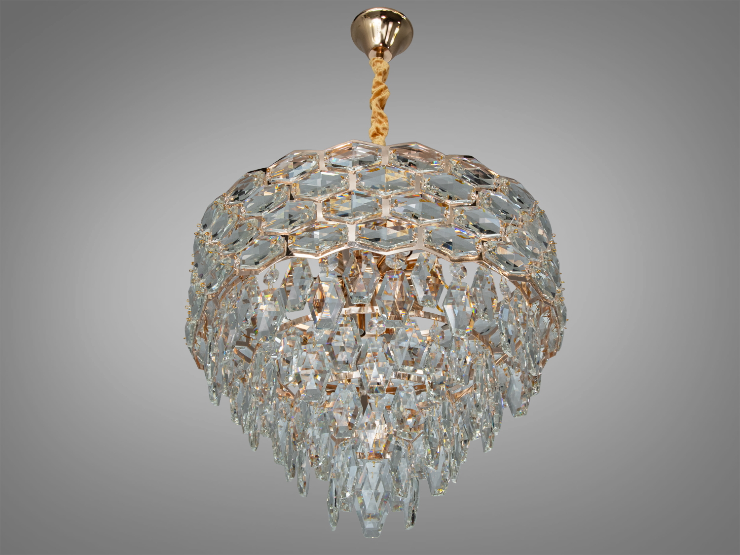 Люстра з золотистим кріпленням та кришталевими елементами. Призначена для центрального освітлення.