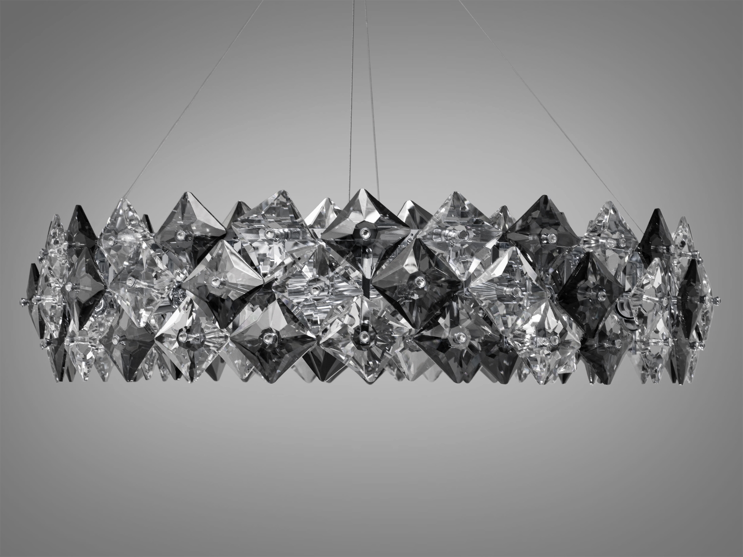 Кругла люстра з кристалами, що відбивають світло. Ідеально підходить для вітальні з високими стелями.