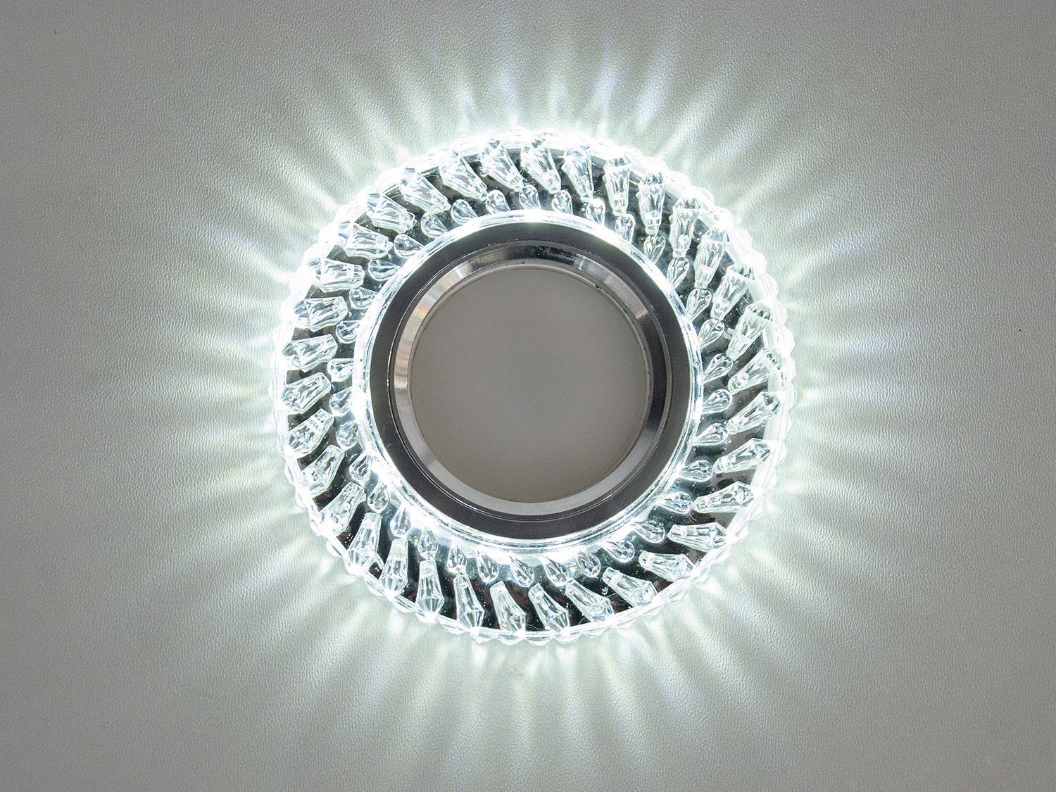Зазвичай точкові світильники призначаються для підвісних стель і підсвічування різних ніш або робочої поверхні. Конструктивно точковий світильник складається з двох частин: видимої – декоративної та вбудованої – функціональної. Функціональна частина світильників складається з каркаса, куди вставляється джерело світла та кріпиться декоративна частина, а також затискачі, які призначені для кріплення світильника до стелі. Різноманітність декоративної частини точкових світильників із акрилової смоли дозволяє зробити Ваш інтер'єр неповторним. Головні риси сучасних точкових світильників – це рівномірне освітлення всього приміщення з можливістю акцентування необхідних деталей інтер'єру. 
   Точкові світильники, виготовлені з оптичної смоли, найкраще рішення для натяжних стель. Легкий корпус з акрилової смоли з оптичними характеристиками, близькими до кришталю. Стійкий до механічних пошкоджень. Великий вибір моделей та кольорів світильників.
У світильник вбудовано підсвічування потужністю 3Вт (колірна температура 4100K – нейтральний білий).

Лампа MR-16 та трансформатор у комплект не входять.