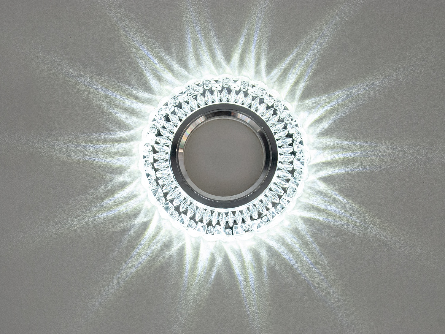    Зазвичай точкові світильники призначаються для підвісних стель і підсвічування різних ніш або робочої поверхні. Конструктивно точковий світильник складається з двох частин: видимої – декоративної та вбудованої – функціональної. Функціональна частина світильників складається з каркаса, куди вставляється джерело світла та кріпиться декоративна частина, а також затискачі, які призначені для кріплення світильника до стелі. Різноманітність декоративної частини точкових світильників із акрилової смоли дозволяє зробити Ваш інтер'єр неповторним. Головні риси сучасних точкових світильників – це рівномірне освітлення всього приміщення з можливістю акцентування необхідних деталей інтер'єру. 
   Точкові світильники, виготовлені з оптичної смоли, найкраще рішення для натяжних стель. Легкий корпус з акрилової смоли з оптичними характеристиками, близькими до кришталю. Стійкий до механічних пошкоджень. Великий вибір моделей та кольорів світильників.
У світильник вбудовано підсвічування потужністю 3Вт (колірна температура 4100K – нейтральний білий).

Лампа MR-16 та трансформатор у комплект не входять.