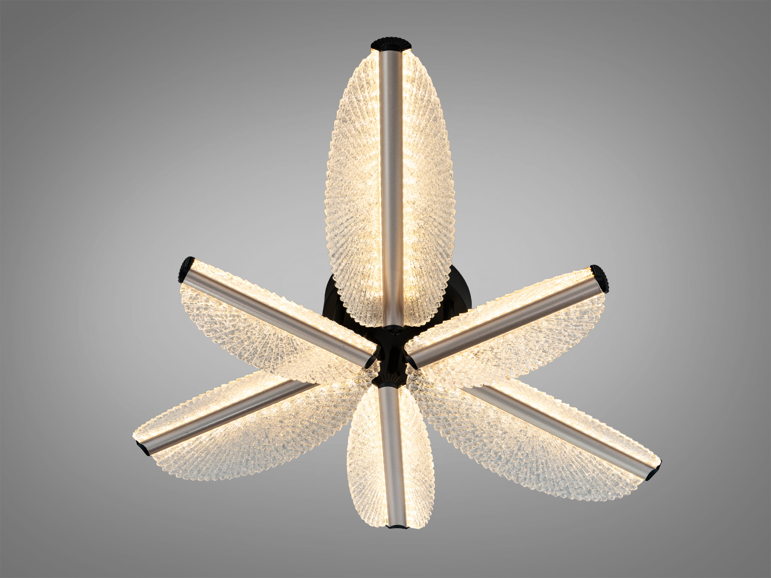 Лампа з чотирма шестикутними елементами, виконана з прозорого матеріалу, підходить для офісного простору.