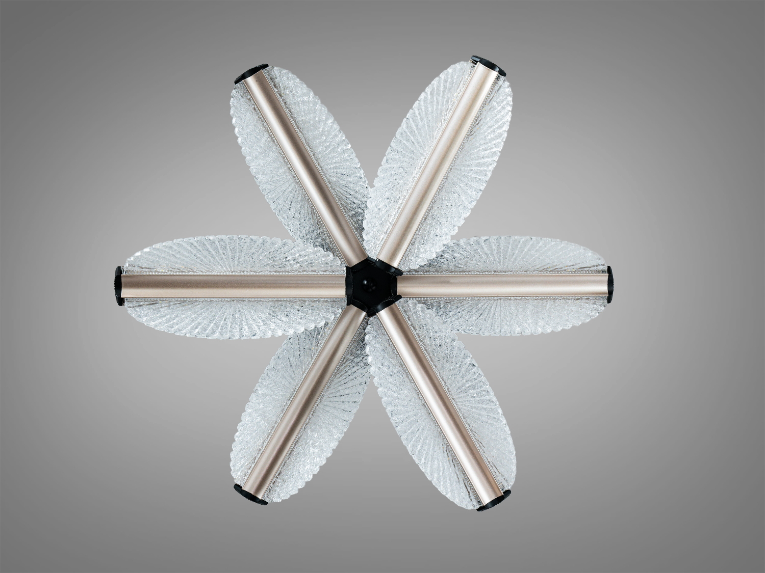 Лампа з чотирма шестикутними елементами, виконана з прозорого матеріалу, підходить для офісного простору.