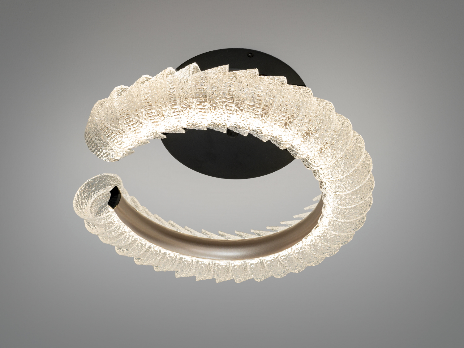 LED світильник з двома овальними кільцями, що випромінюють тепле світло. Металевий корпус, ідеальний для вітальні або спальні.