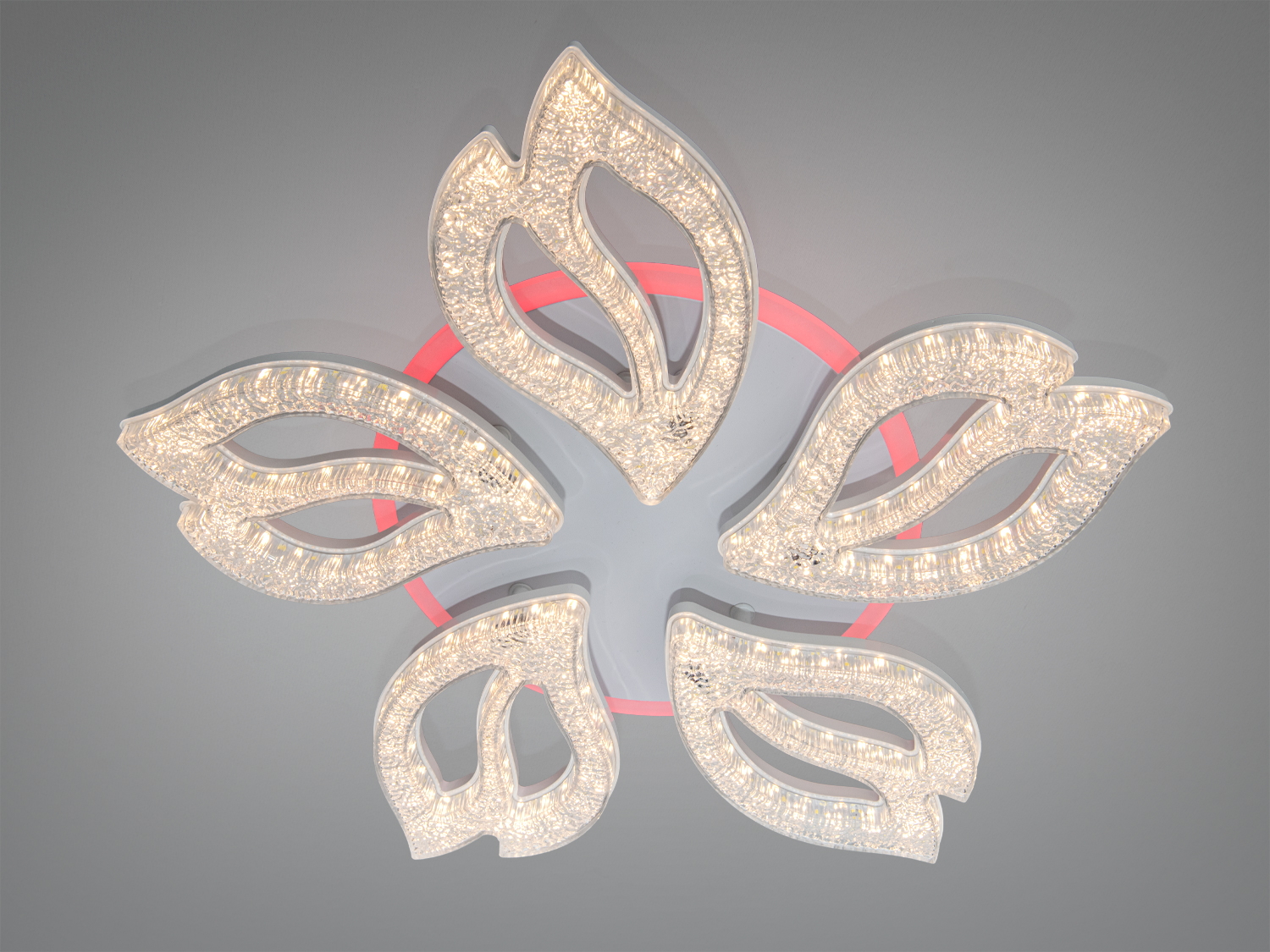 Стельовий світильник у формі акриловим пелюсток з теплим білим світлом. Має червону підсвітку та дистанційне керування.