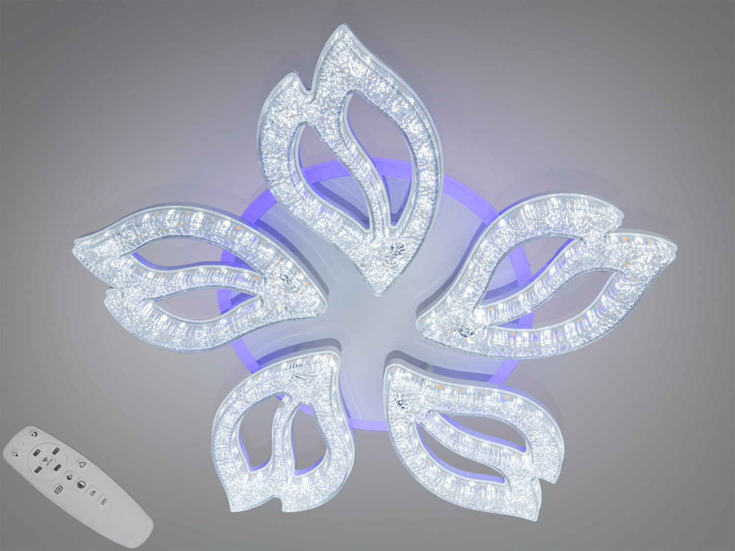 Біла LED стельова люстра 80 Вт з пультом, димером і підсвіткою основи. П’ять акрилових пелюсток, металевий каркас, режими 3200/4100/6500К. Для кімнат до 14 м².