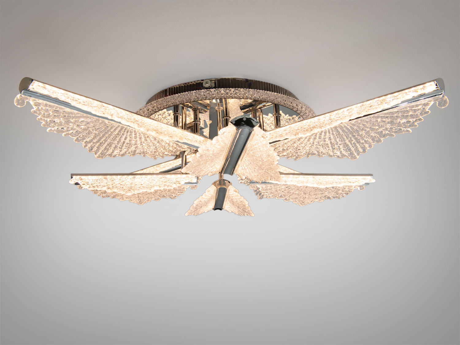 Потолочний світильник з акриловими елементами, що імітують крила, з теплим білим світлом, підходить для монтажу на стелі.