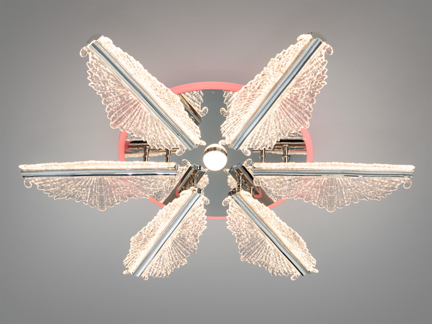 Стельовий світильник у формі квітки з теплим світлом, пелюстки з прозорого акрилу, червоне кільце навколо основи.