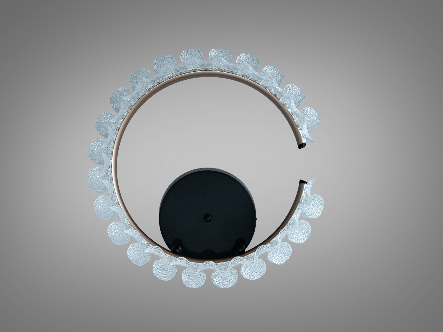 Підвісний світильник у формі кільця з прозорого акрилу, підходить для монтажу на стелі в житлових приміщеннях.