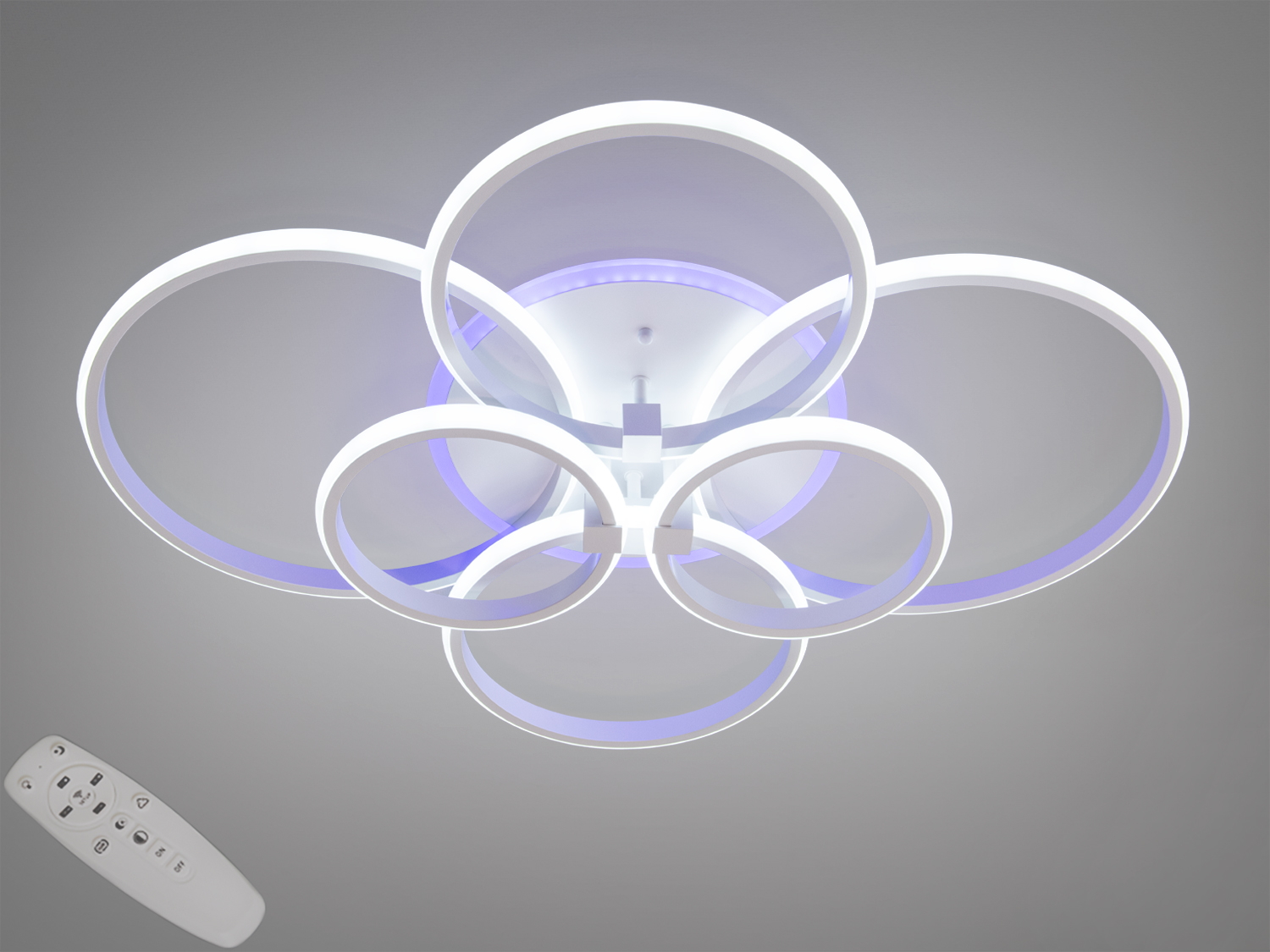 Стельовий світильник з чотирма круглими LED-кільцями, дистанційне керування. Підходить для сучасного інтер′єру.