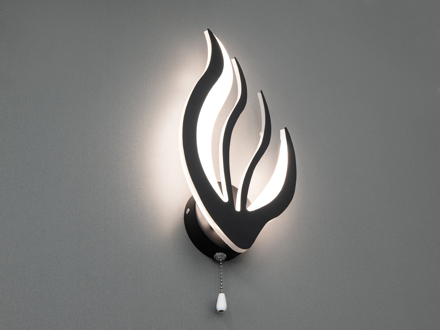 Настінний світильник з абстрактним дизайном, чорний металевий корпус, LED підсвітка. Ідеальний для вітальні.