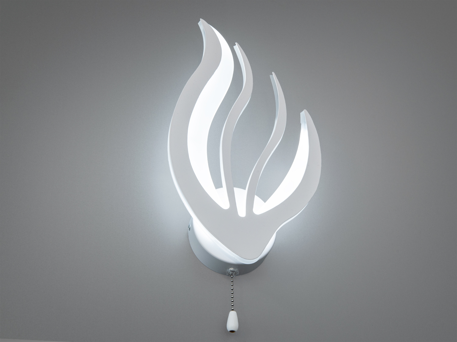 Білий настінний світильник у формі полум′я з холодним світлом, підключення через шнурок, ідеальний для мінімалістичного дизайну.