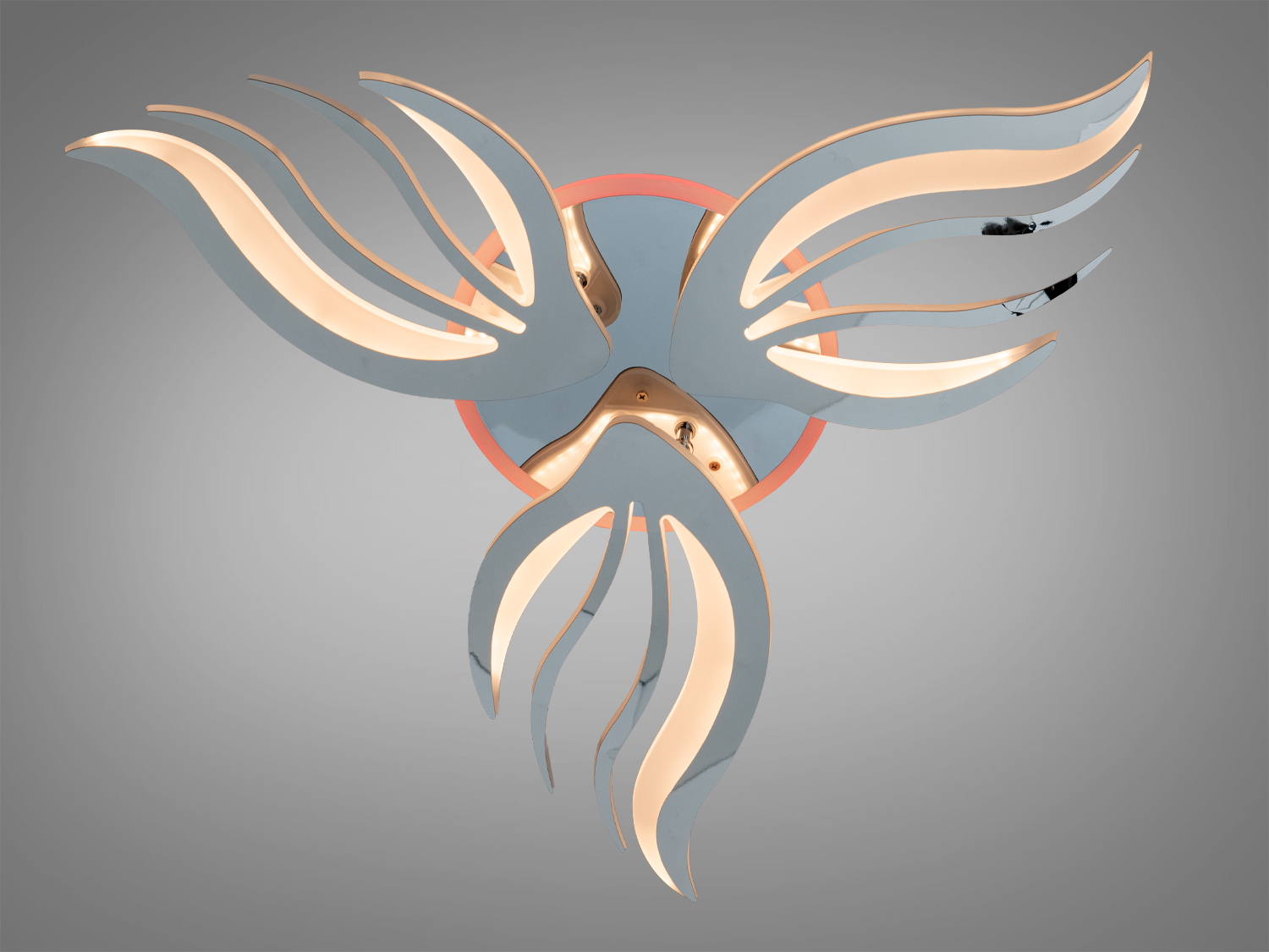 Світильник з трьома вигнутими лініями у формі пелюсток, що створює тепле освітлення. Ідеальний для сучасного інтер′єру.