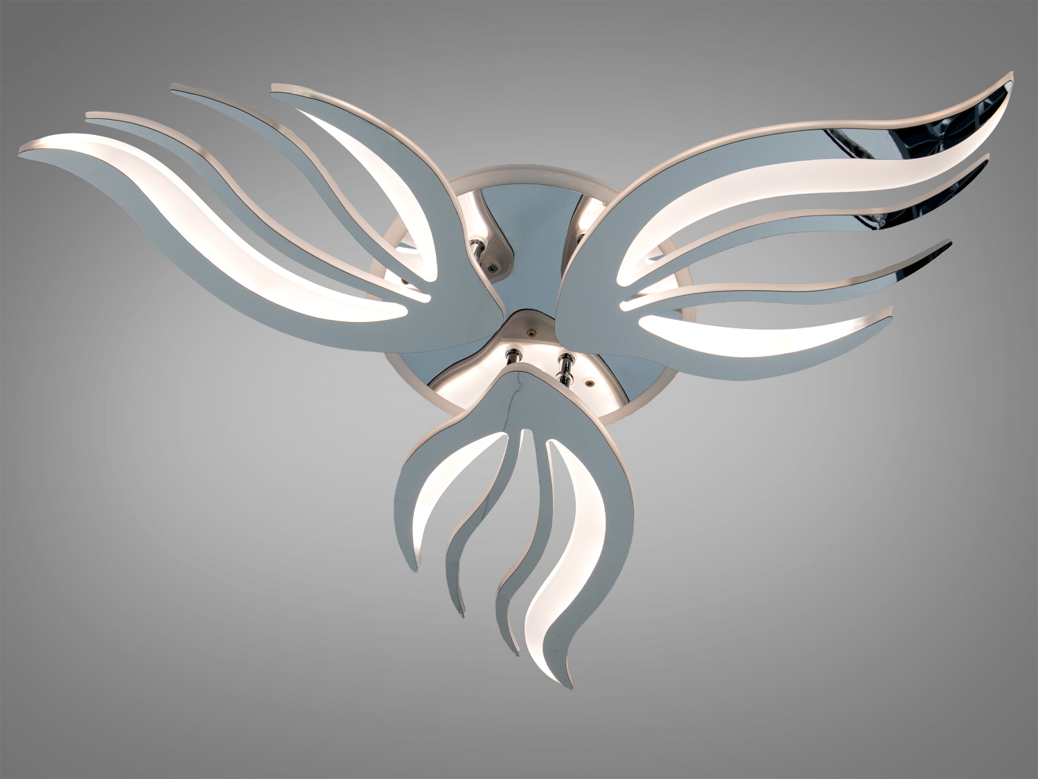 Декоративний світильник з металевими елементами, що імітують рух. Підходить для монтажу на стелі чи стіні.