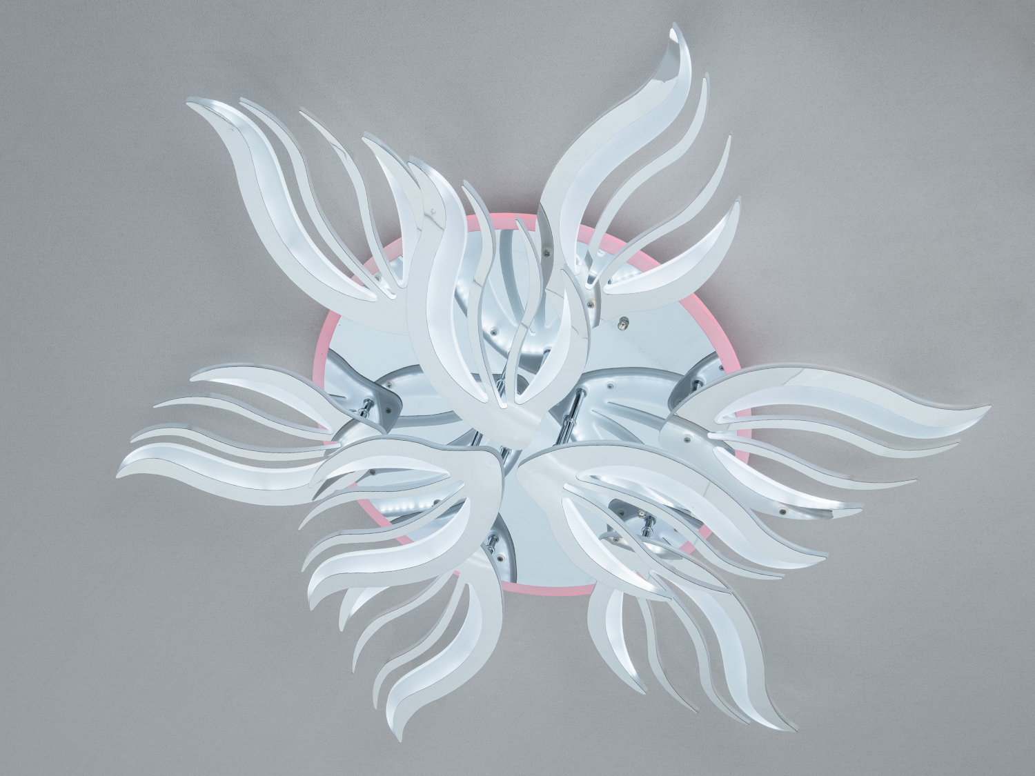 Стельовий світильник з хвилястими елементами, що підсвічуються. Встановлюється на стелю, додає стильний акцент у приміщенні.