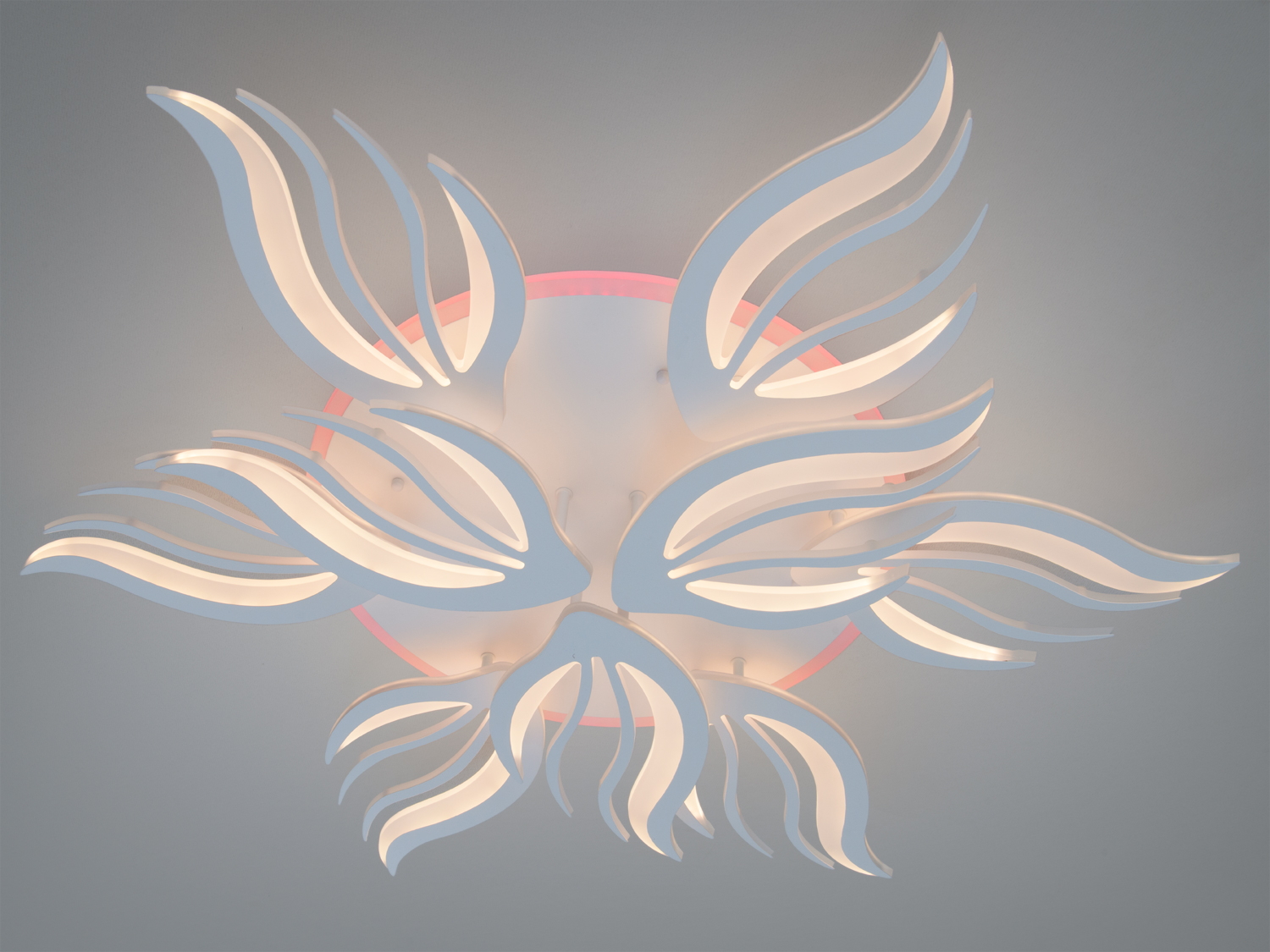 Декоративний світильник з червоним підсвічуванням, що підкреслює хвилястий дизайн. Підходить для монтажу на стелі.