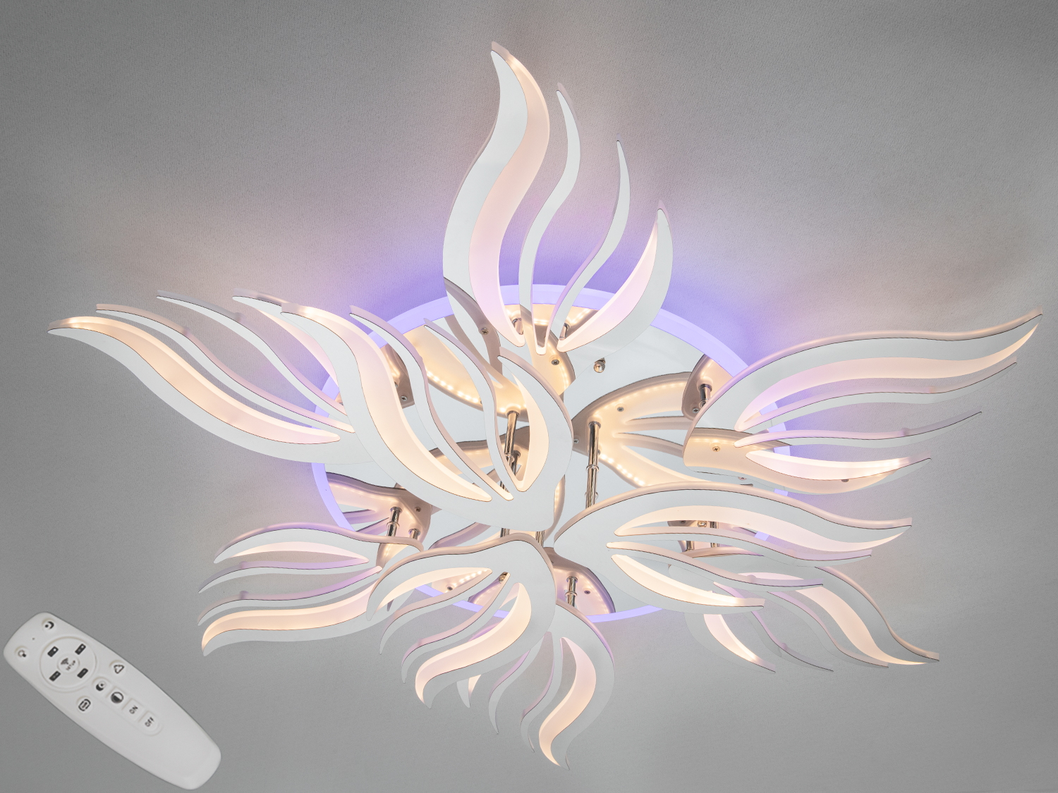 Стельова LED люстра 150 Вт у хромі з пультом. Рівномірне освітлення для кімнат до ~25 м², сучасний пелюстковий дизайн, зручне дистанційне керування.