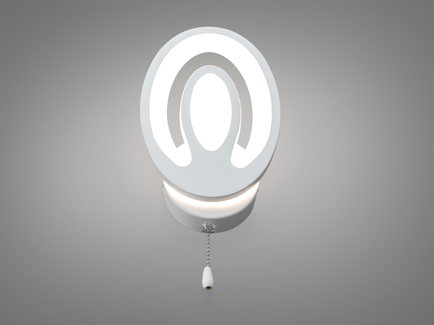 Настінний LED світильник овальної форми з гладким золотистим покриттям. Включає підвісний вимикач для зручного монтажу.