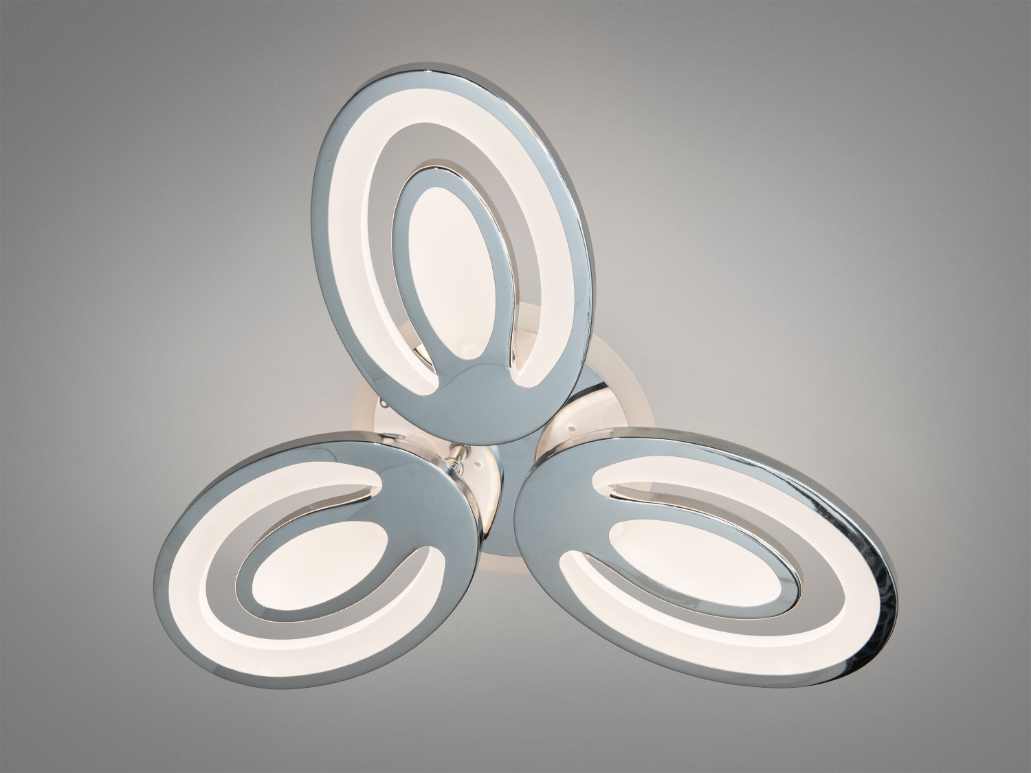 Лампа з трьома овальними кільцями, що випромінюють нейтральне світло. Підходить для монтажу в житлових приміщеннях.