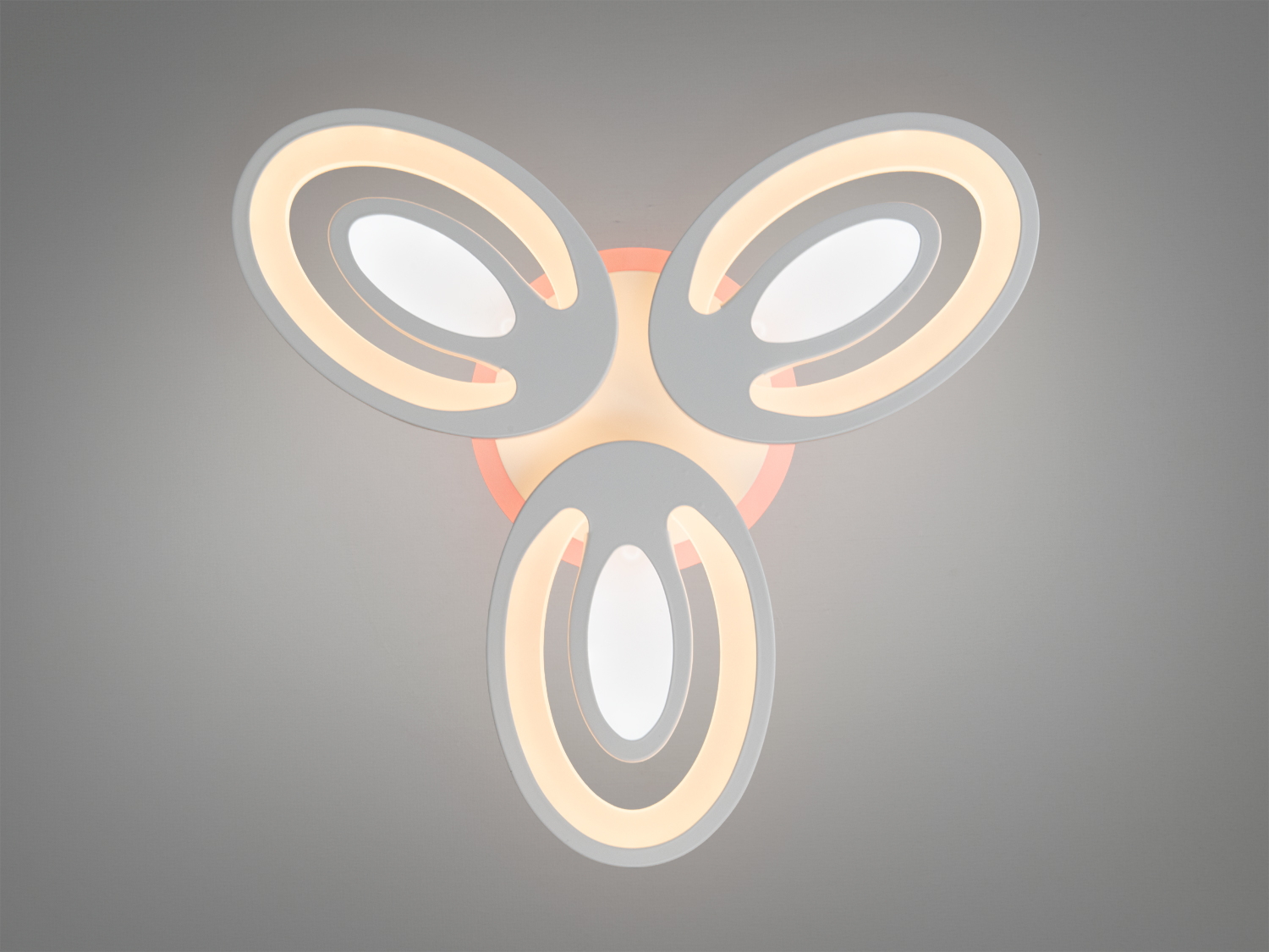 Стельовий світильник із трьома овальними кільцями, що випромінюють тепле світло. Ідеальний для затишних приміщень.