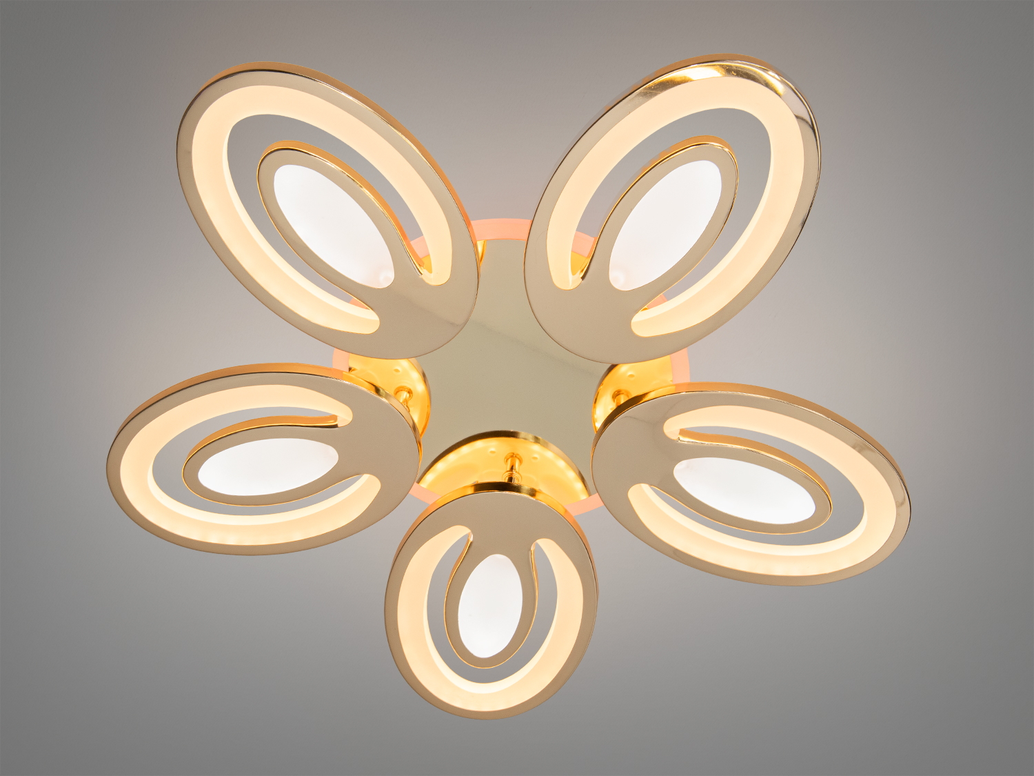 Світильник для стелі з п′ятьма овальними LED кільцями, що забезпечують тепле освітлення. Підходить для сучасного інтер′єру.