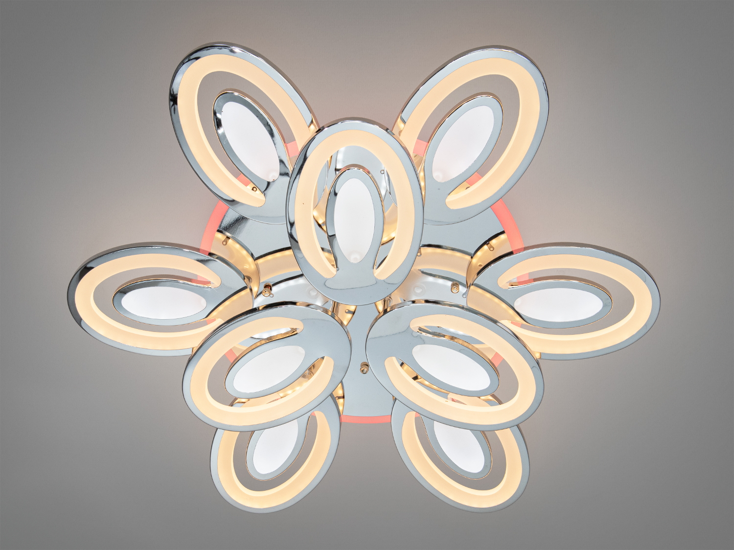 Світильник з овальними кільцями, що випромінюють тепле світло. Ідеально підходить для створення затишної атмосфери в кімнаті.