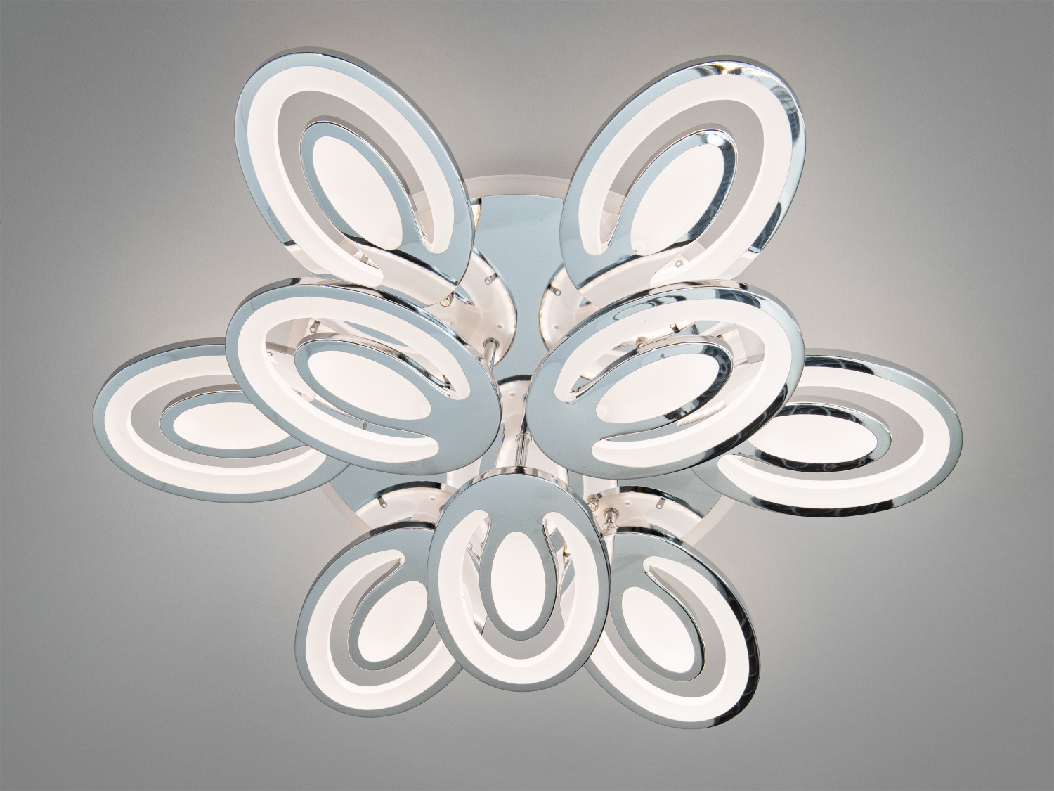 Світильник з овальними кільцями, що випромінюють нейтральне світло. Підходить для сучасних інтер′єрів з мінімалістичним дизайном.