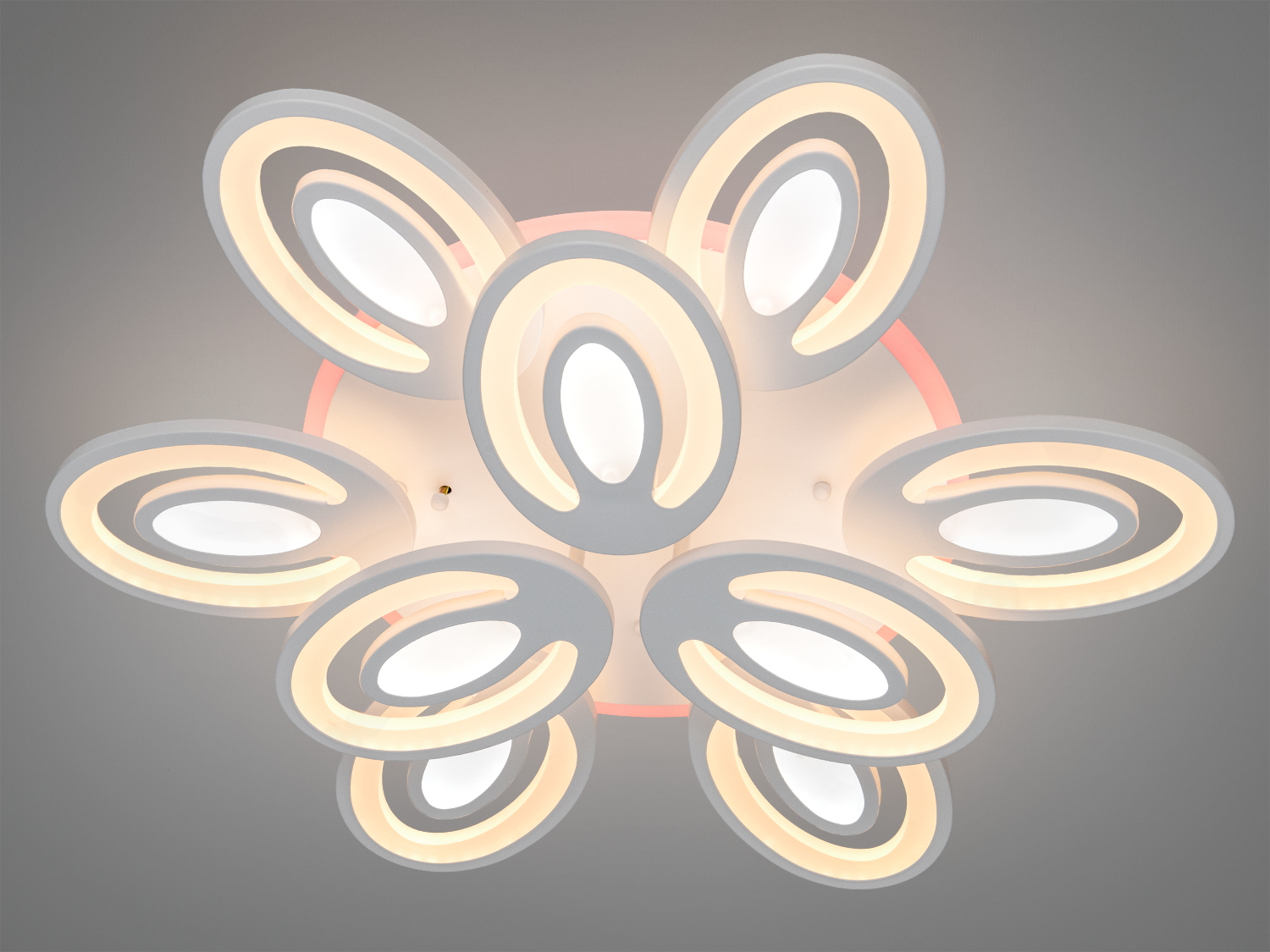 Стельова лампа з теплим білим світлом, овальні кільця. Ідеальна для затишного освітлення вітальні.