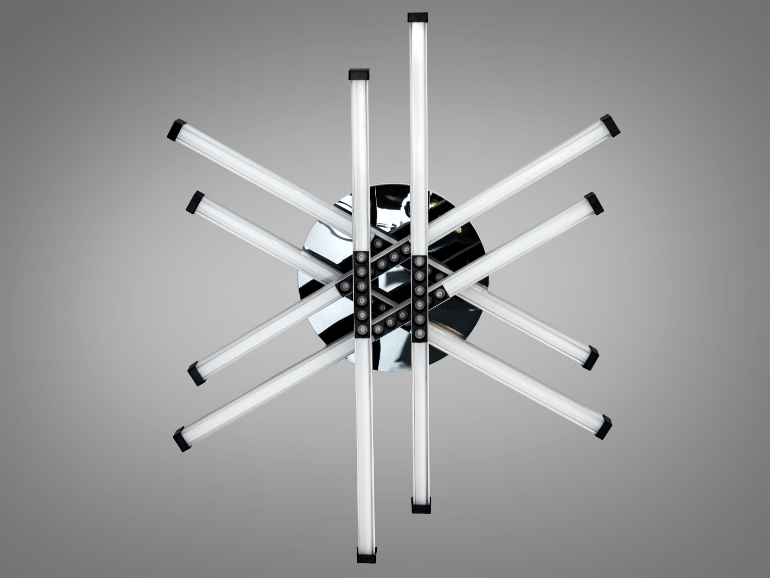 Світильник з хромованою основою, має лінійний дизайн для сучасних просторів.