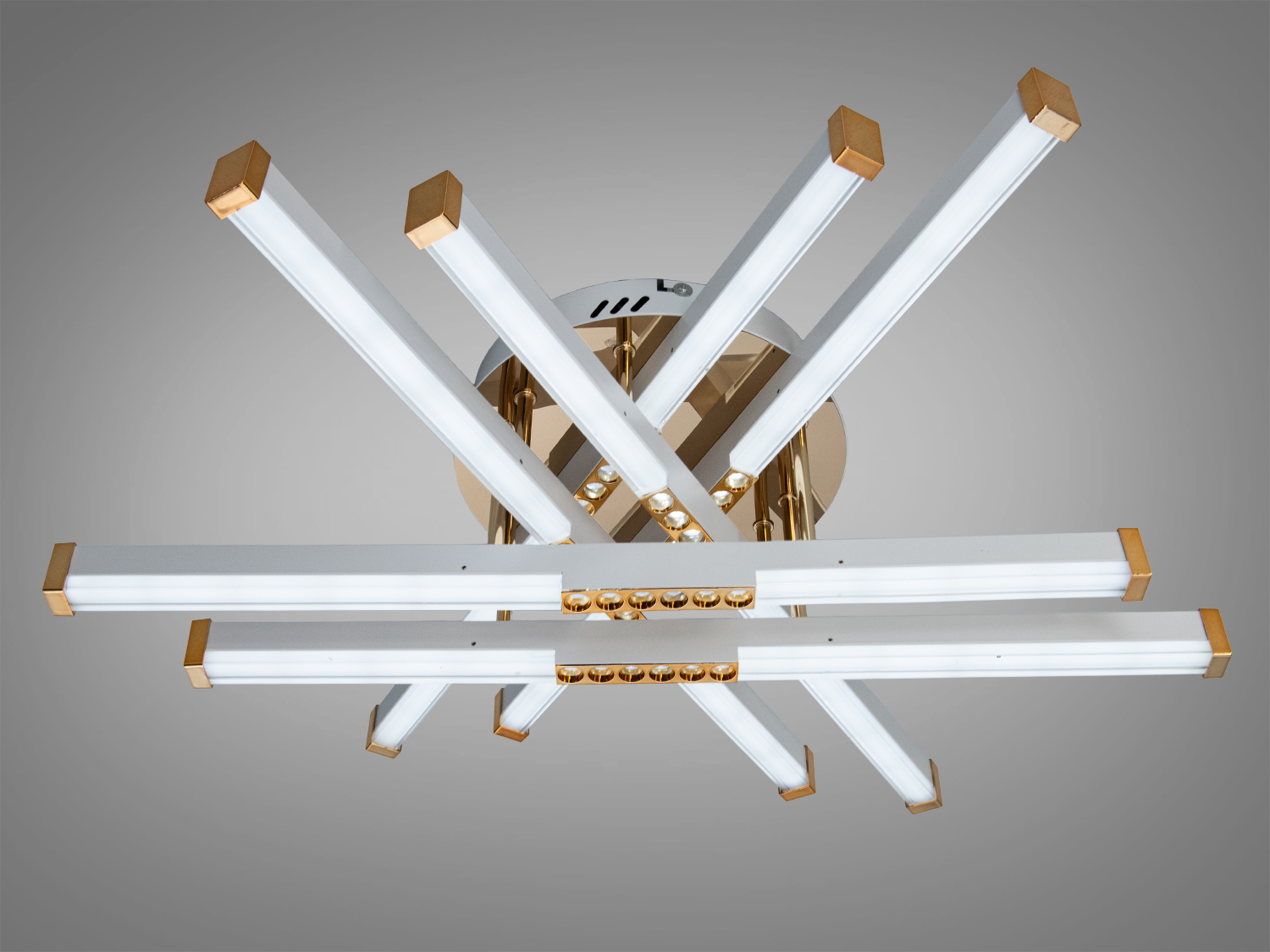 Стельовий світильник з перехресними світлодіодними панелями, оснащений золотими деталями, підходить для монтажу в просторих приміщеннях.
