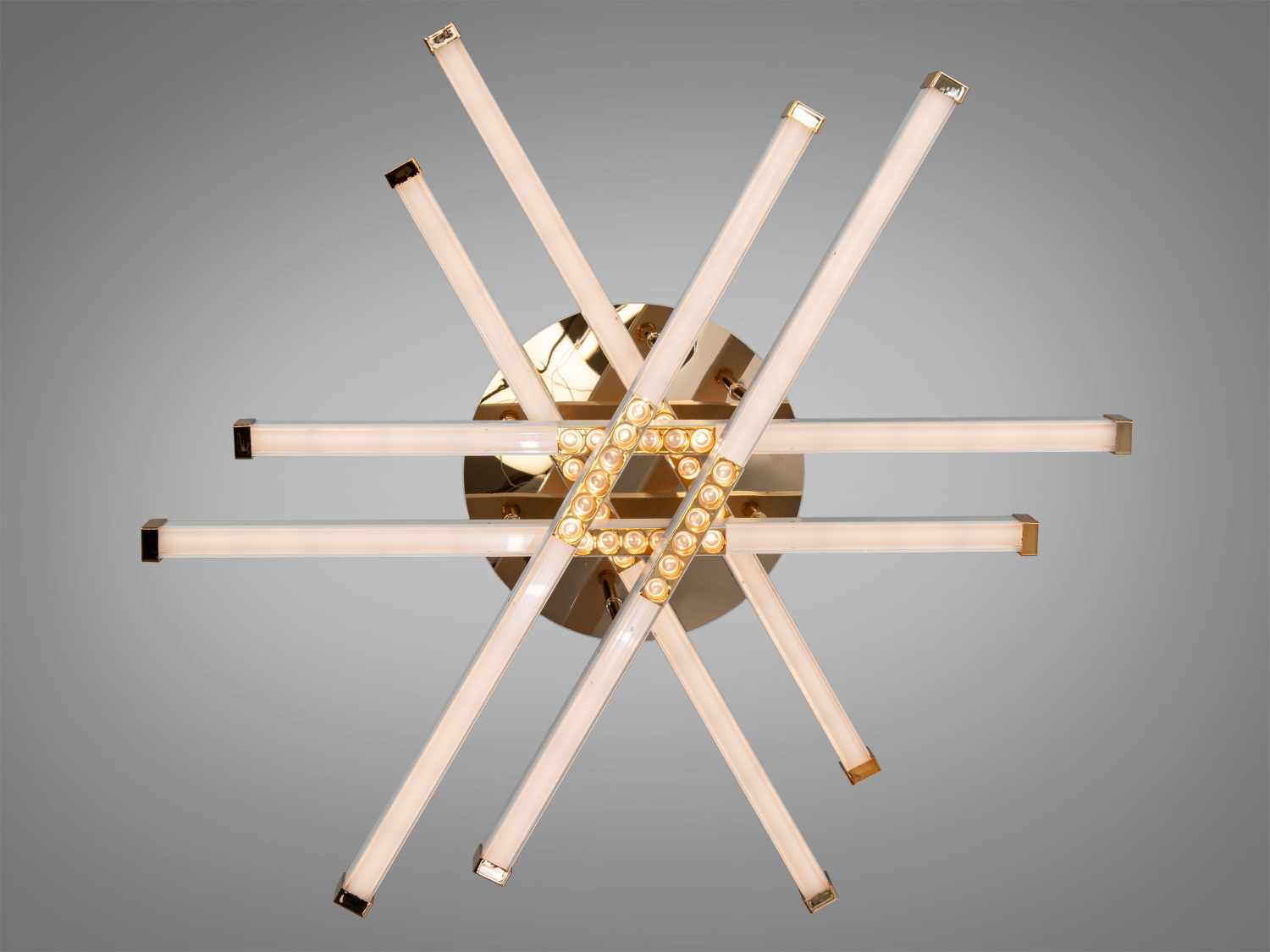 Світильник з круглою основою та перехресними планками, має золоті акценти, ідеальний для освітлення вітальні.