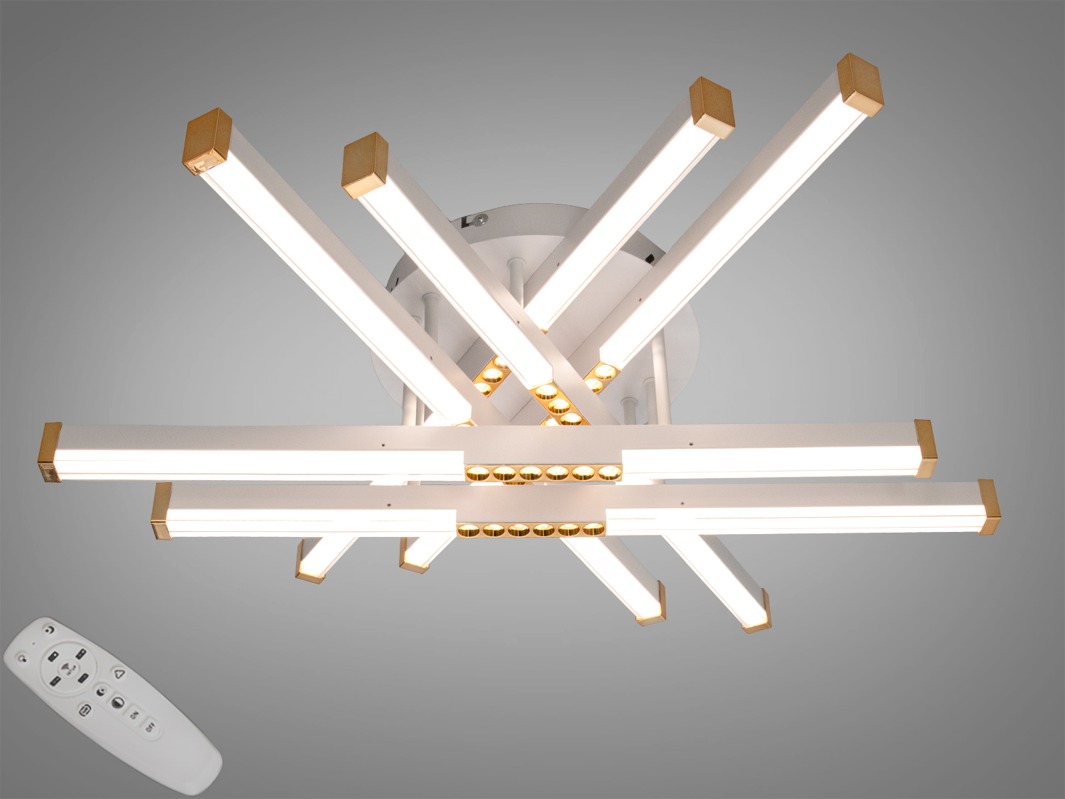 Світильник з лінійними LED лампами, розташованими хрестоподібно, з пультом управління для регулювання яскравості.