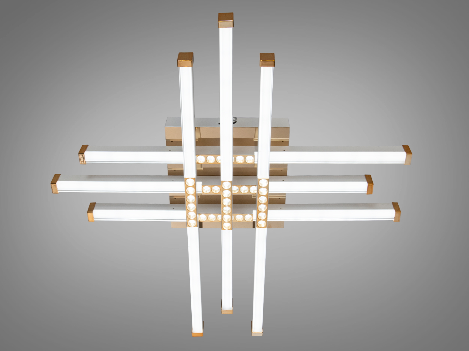 Світильник з прямокутними світлодіодними панелями, золотисті акценти, підходить для офісних приміщень.