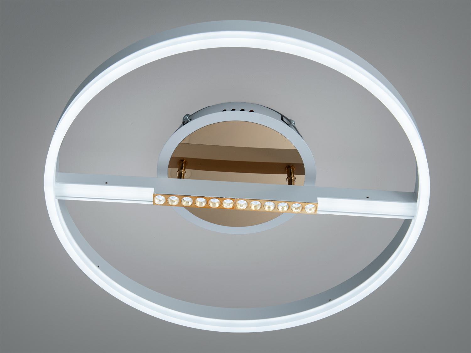 Стельова лампа з білим кільцем, оснащена світлодіодами, підходить для мінімалістичного дизайну.