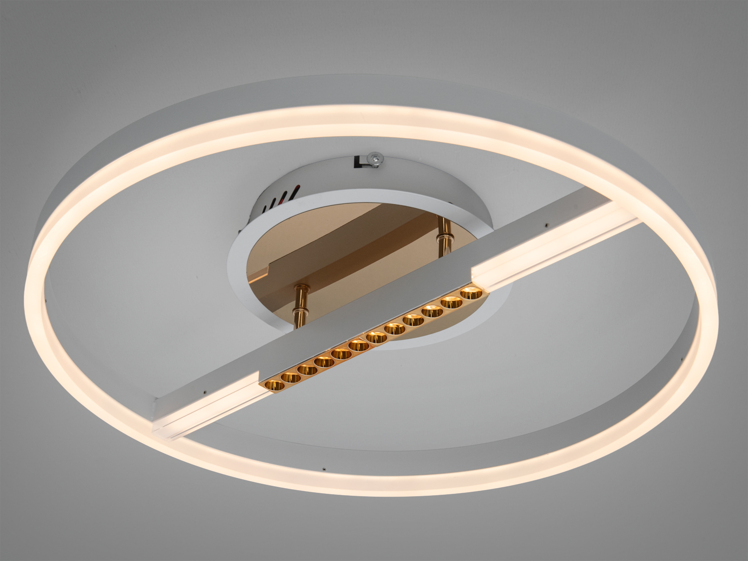 Стельова лампа з теплим білим світлом, що підходить для затишного освітлення вітальні.