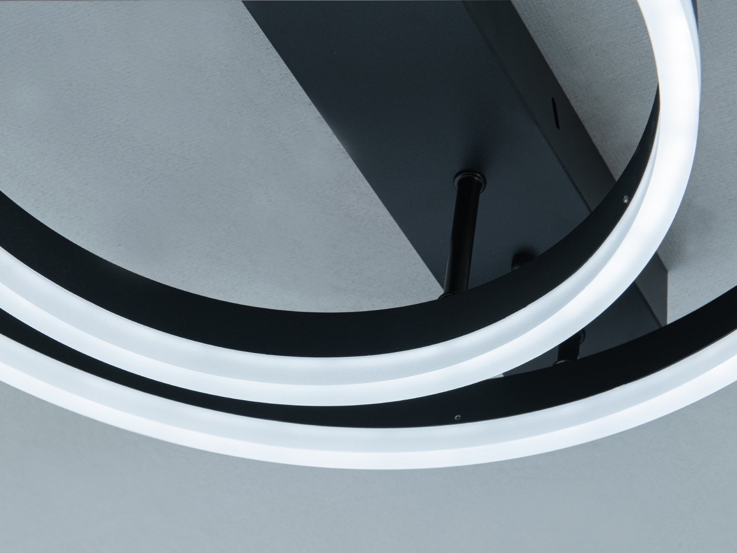 Стельова LED люстра чорна 60W пульт димер 2 кільця