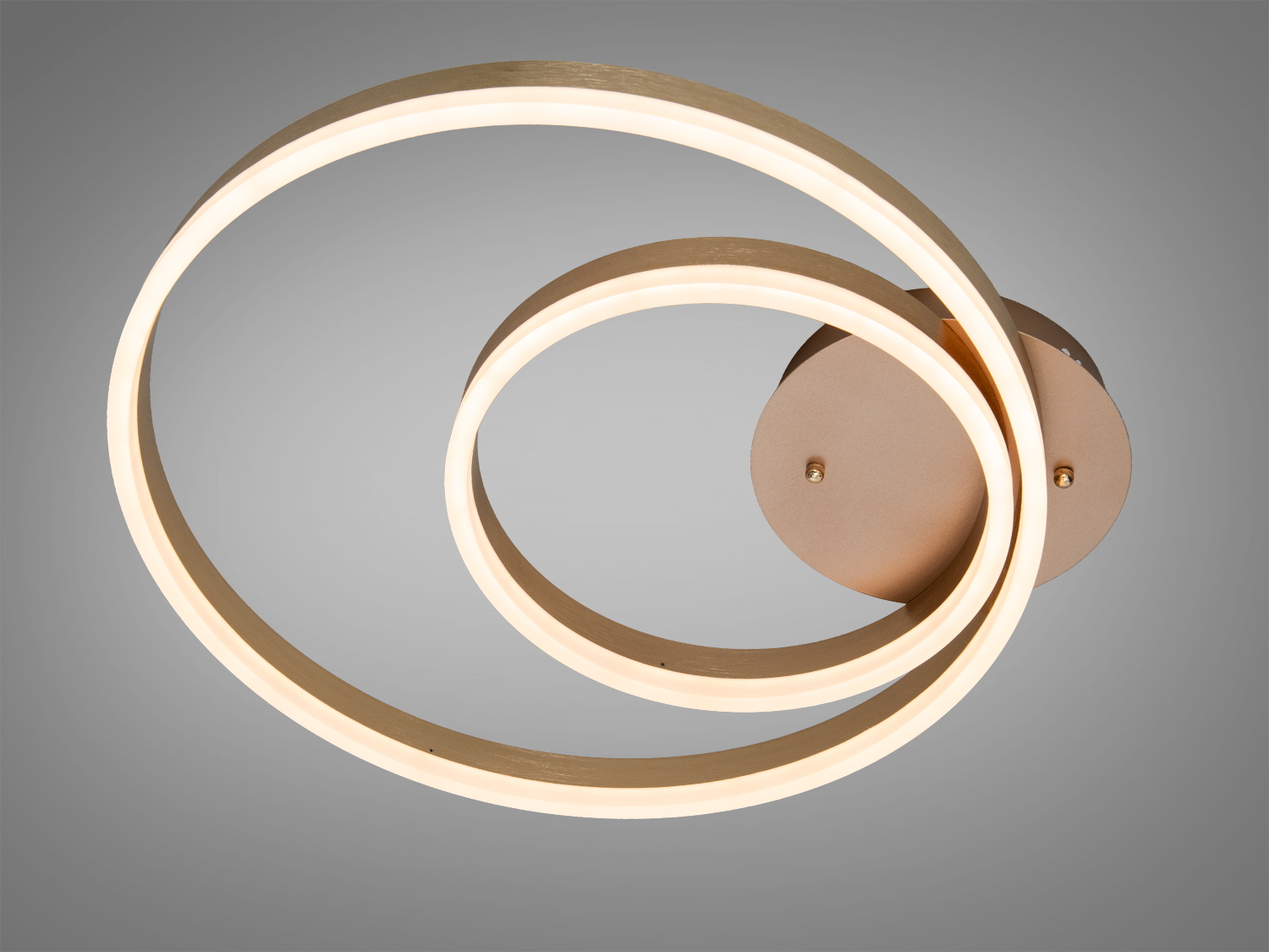 Світильник з двома кільцями, що світяться теплим світлом. Ідеальний для стельового монтажу в сучасних приміщеннях.