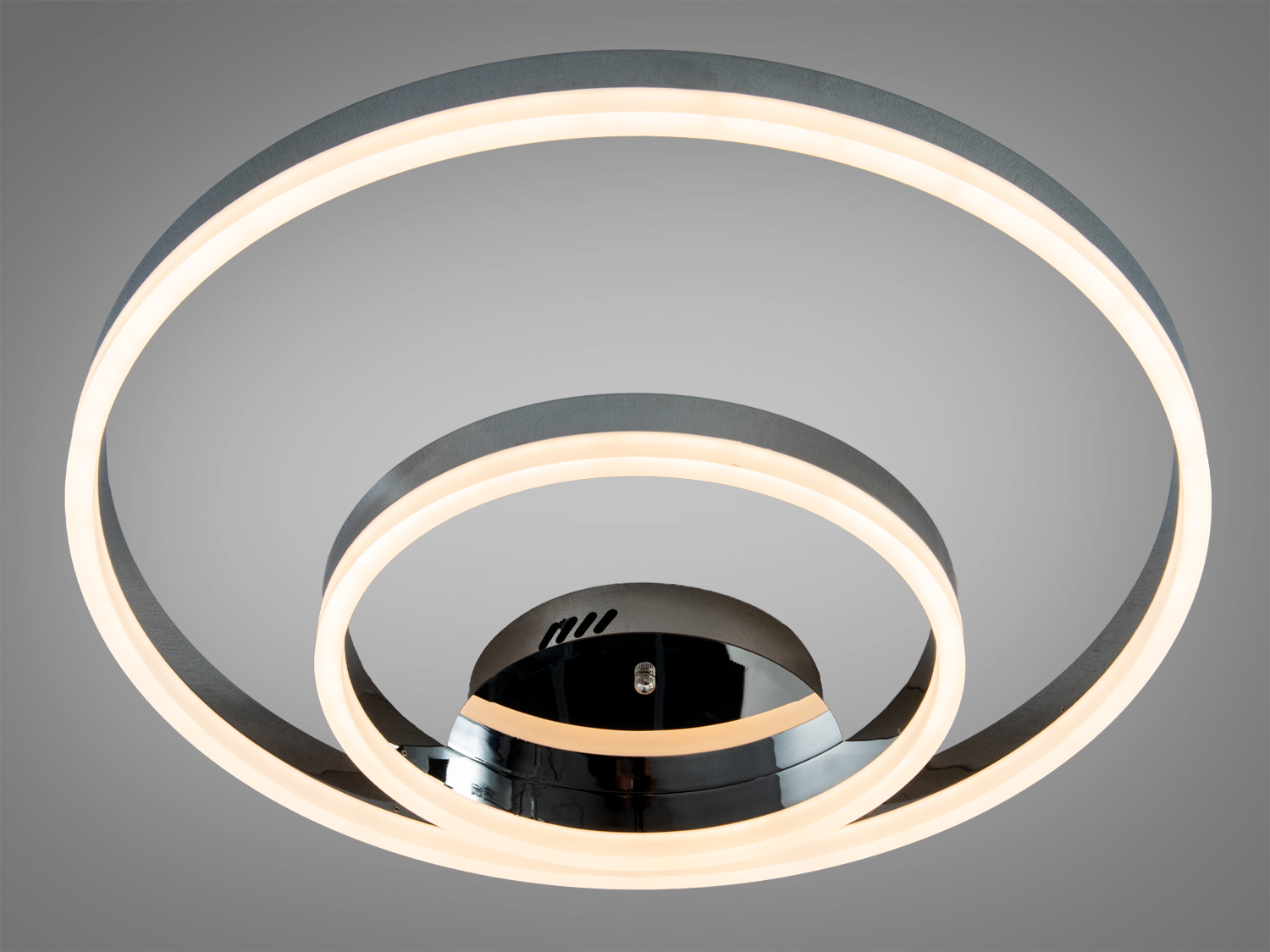 Стельовий світильник із кільцями, що випромінюють тепле світло. Хромована основа, ідеальна для просторих кімнат.