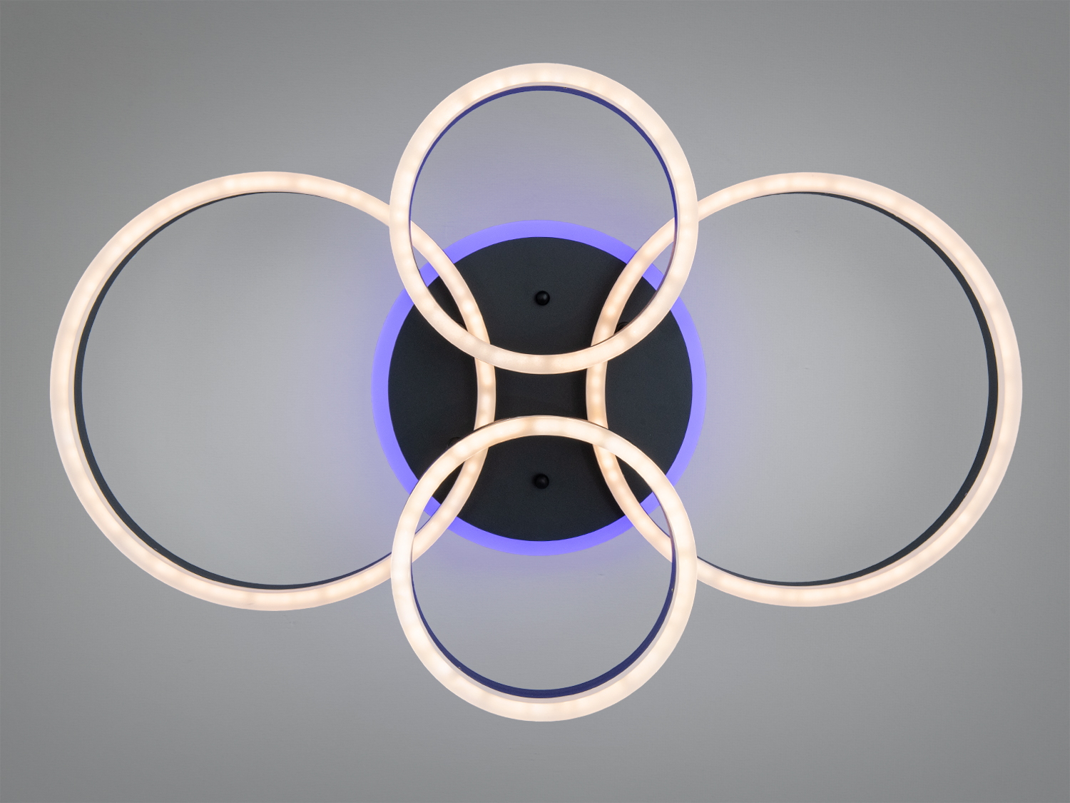 Світлодіодний світильник з чотирма кільцями, тепле світло, чорний корпус, підходить для вітальні, акцент на стильний дизайн.