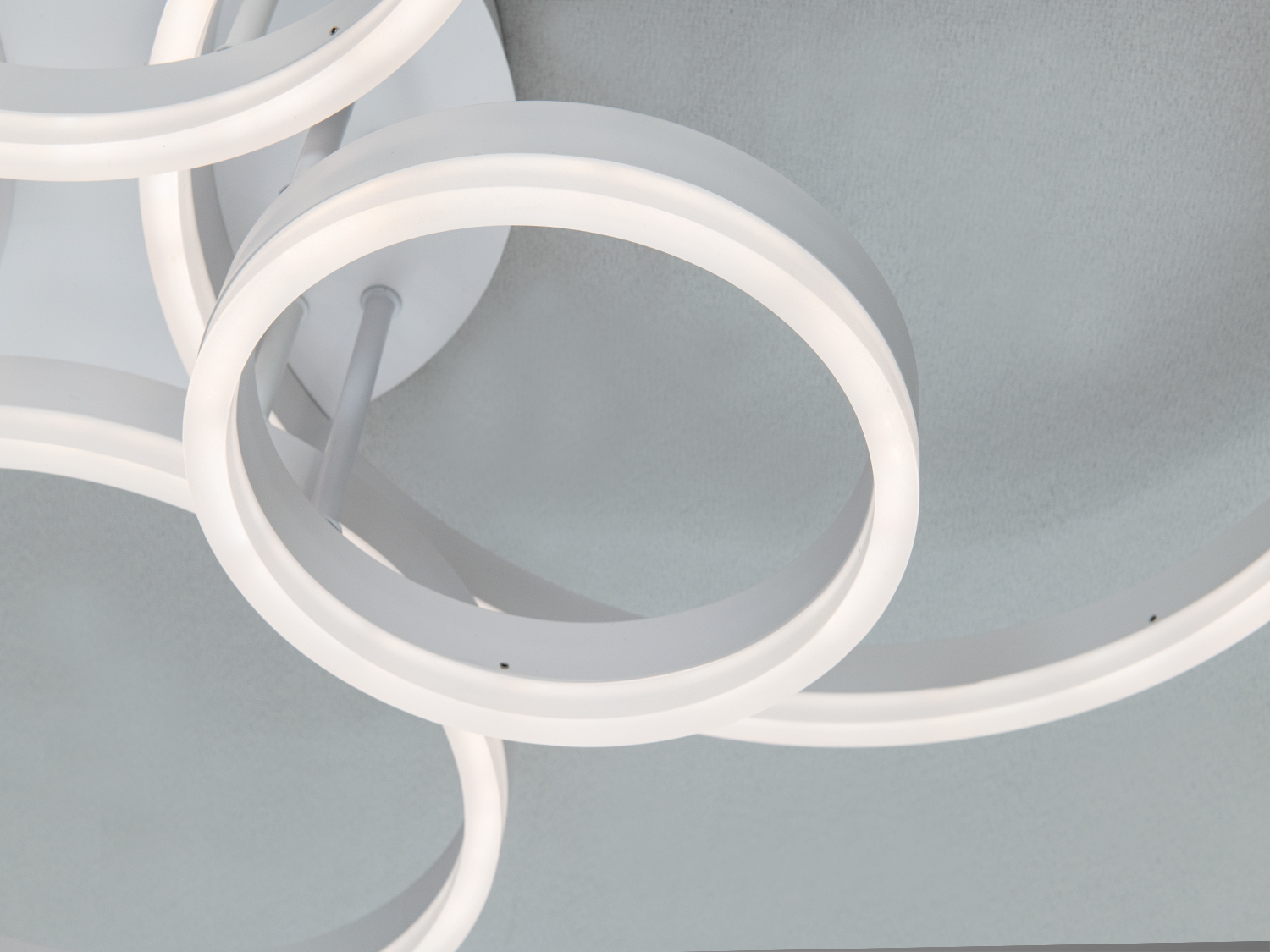 Стельова LED люстра біла 6 кілець 120W з пультом