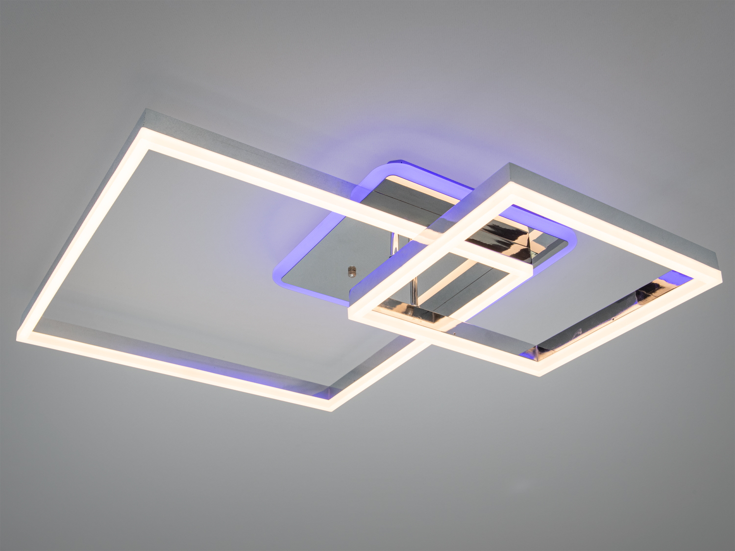 Мінімалістична стельова лампа з металевими елементами та холодним світлом, підходить для офісу.