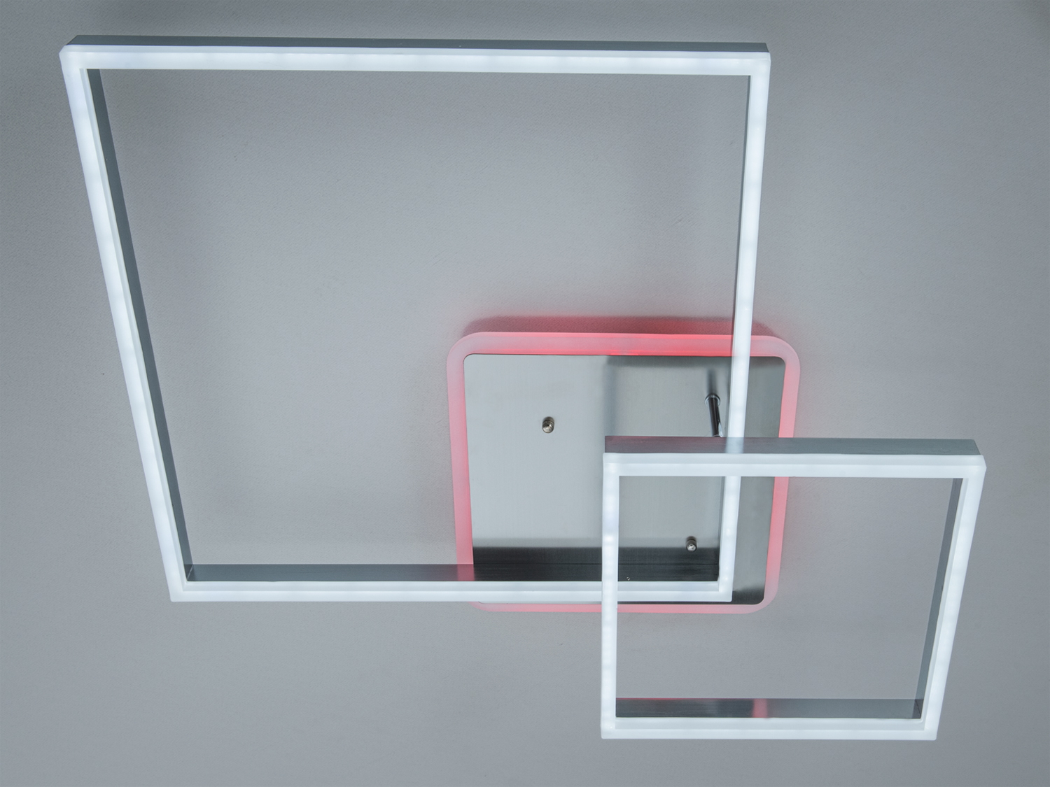 Світильник квадратної форми з пультом дистанційного керування. Має червоне підсвічування і підходить для стельового монтажу в сучасних інтер′єрах.