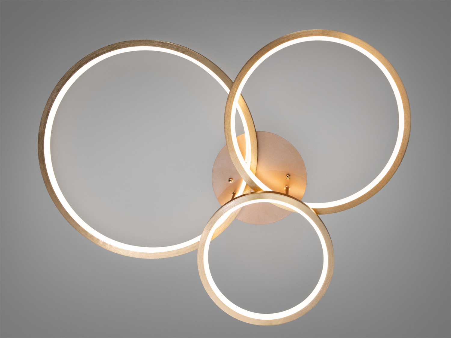 Стельовий світильник із трьома LED-кільцями, що створюють сучасний стиль, ідеально підходить для мінімалістичного інтер′єру.