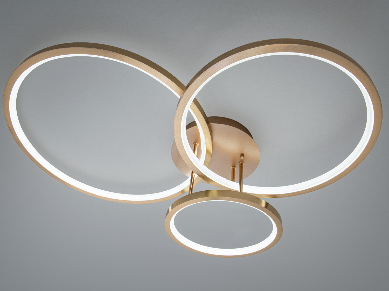 Стельовий світильник з трьома LED-кільцями, виготовлений з металу, забезпечує рівномірне освітлення в приміщенні.