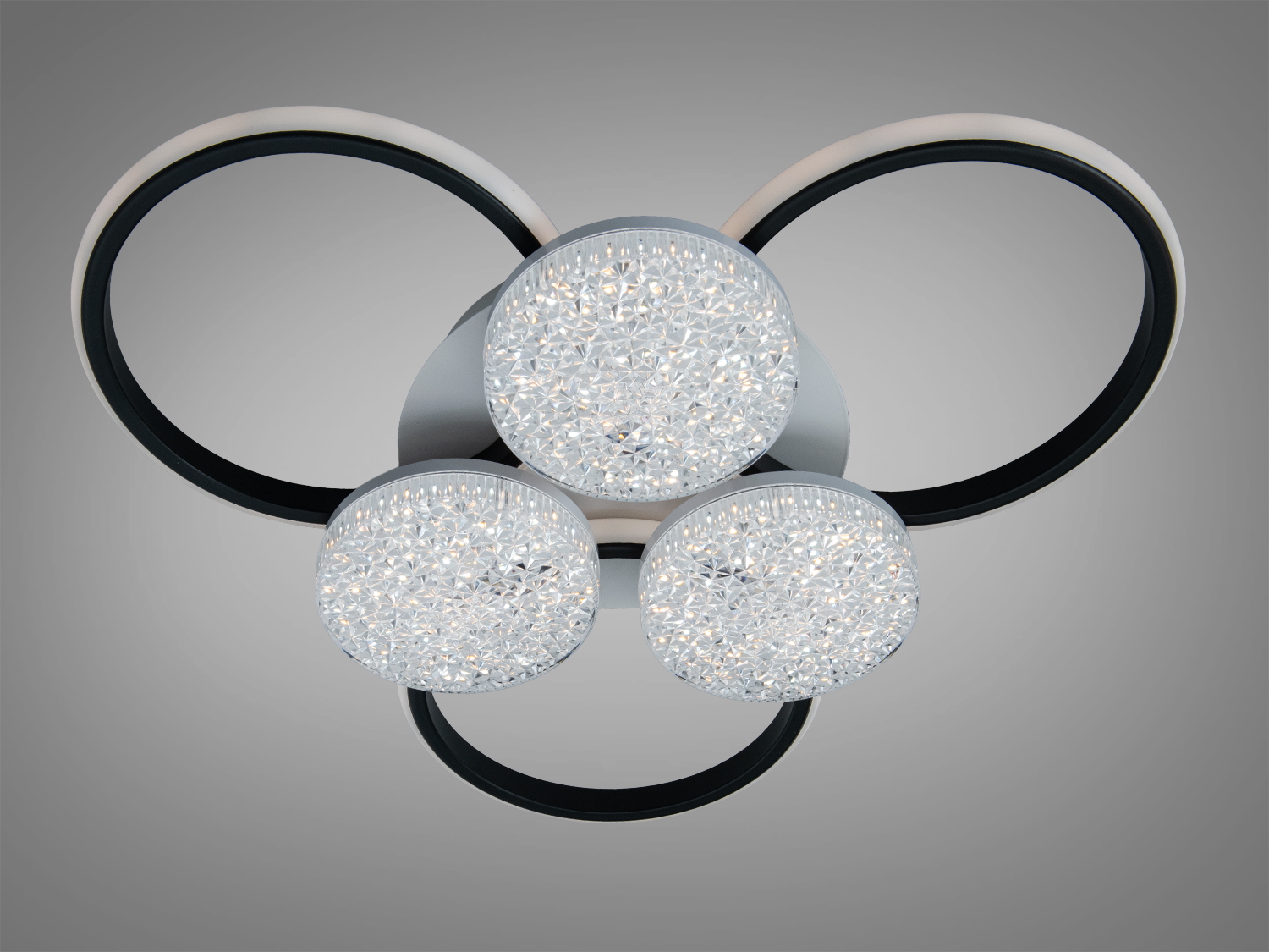 Стельовий світильник з трьома LED лампами, чорні кільця, призначений для монтажу на стелю, підходить для вітальні.