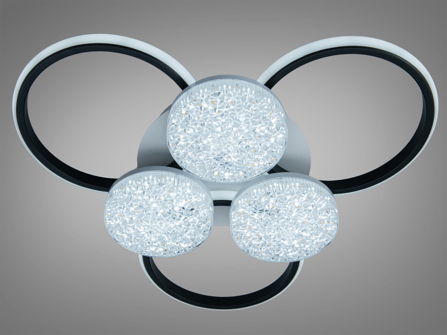 Світильник з трьома LED лампами, чорні кільця, стильний дизайн, підходить для освітлення спальні.